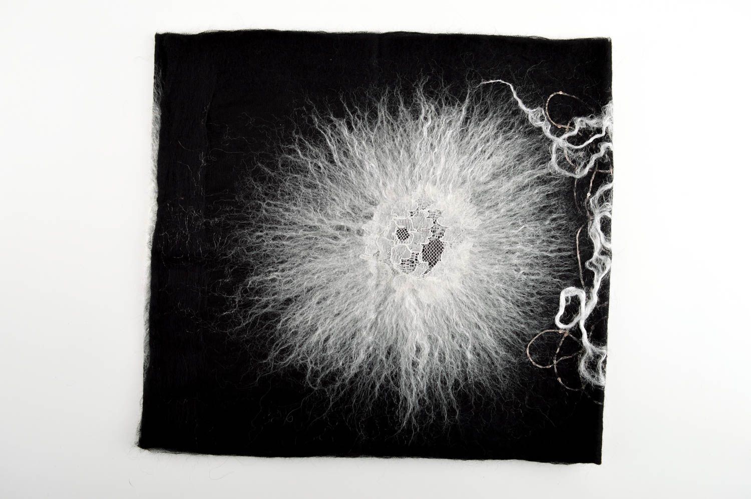 Écharpe noire faite main Châle femme laine tissus design original Idée cadeau photo 2
