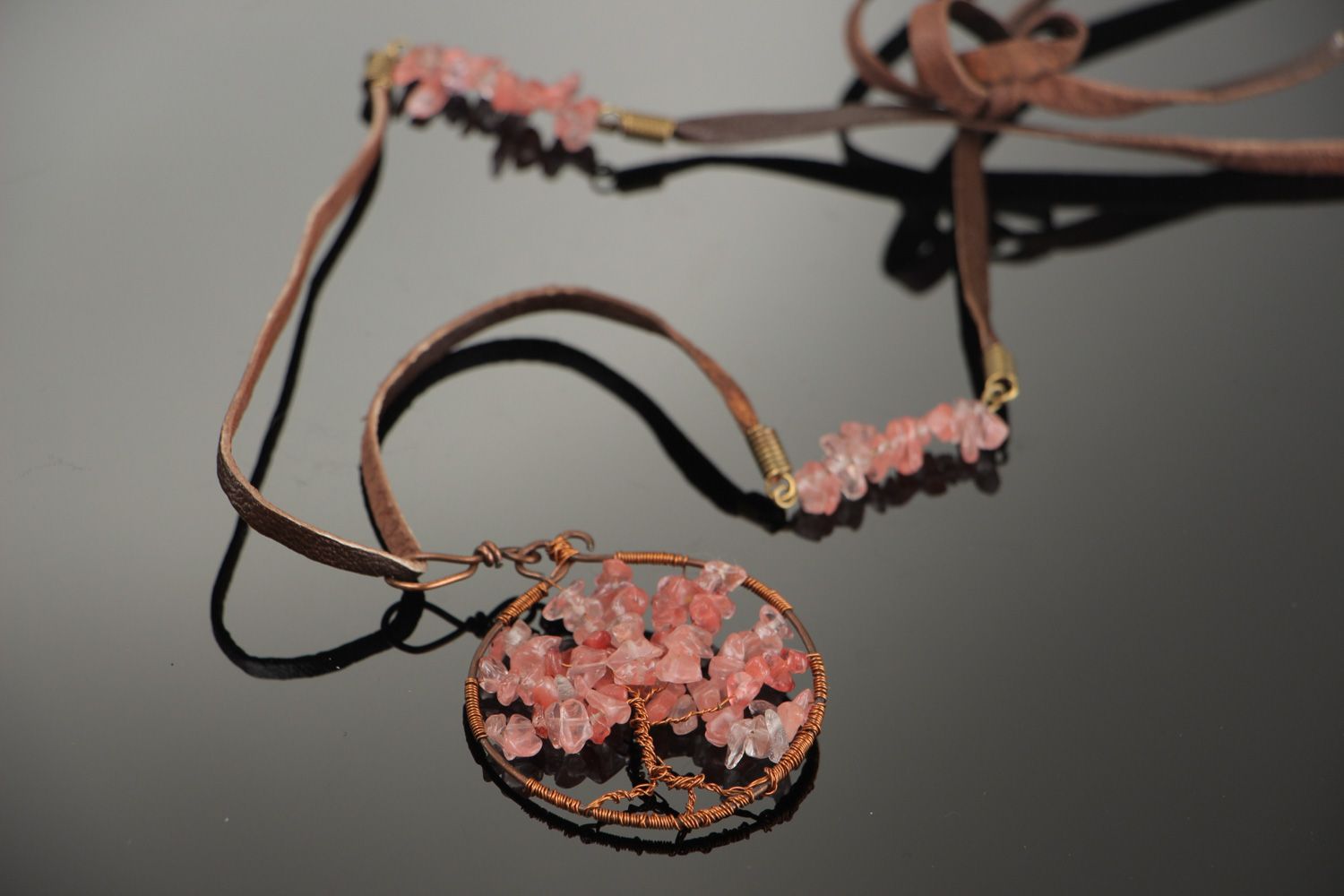 Joli collier en pierre naturelle quartz rose fait main avec lacet en cuir photo 1