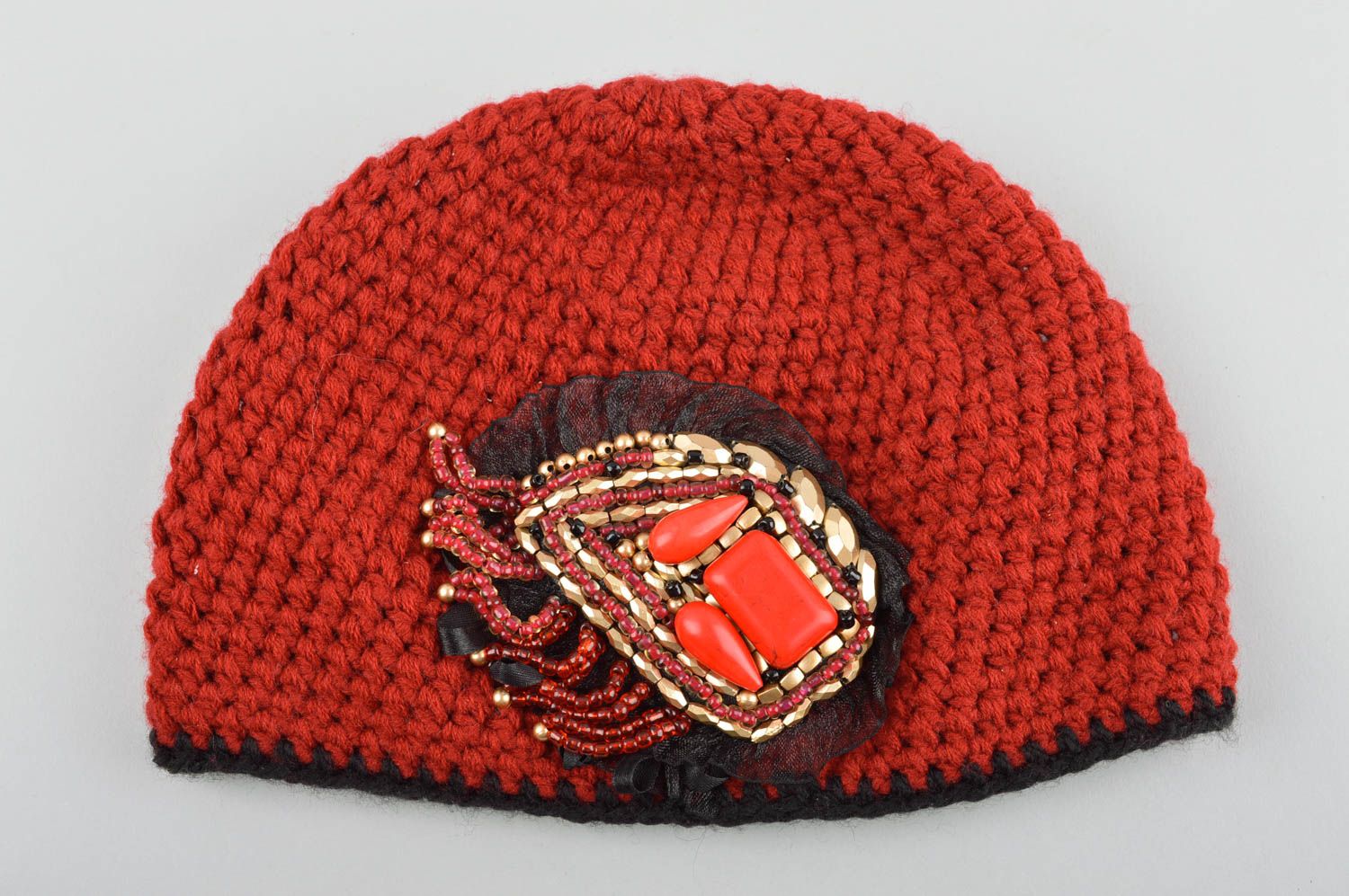 Вязаная шапка ручной работы зимняя шапка красная вязаная шапочка с бисером фото 5
