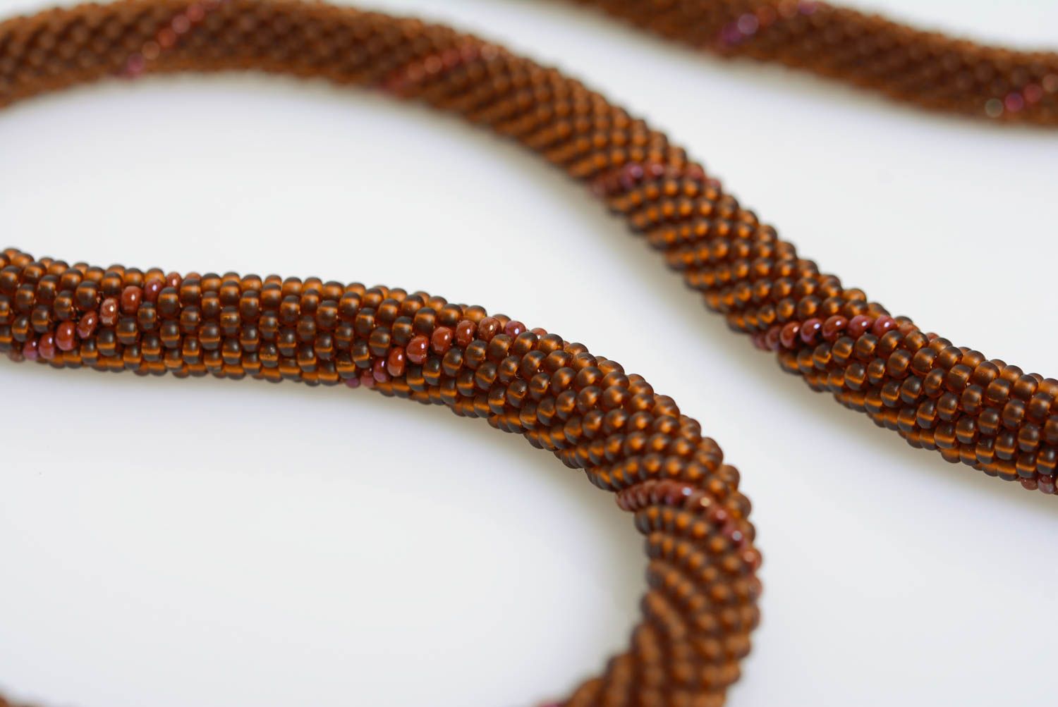 Collar de abalorios artesanal con bayas rojas bonito estiloso marrón foto 5