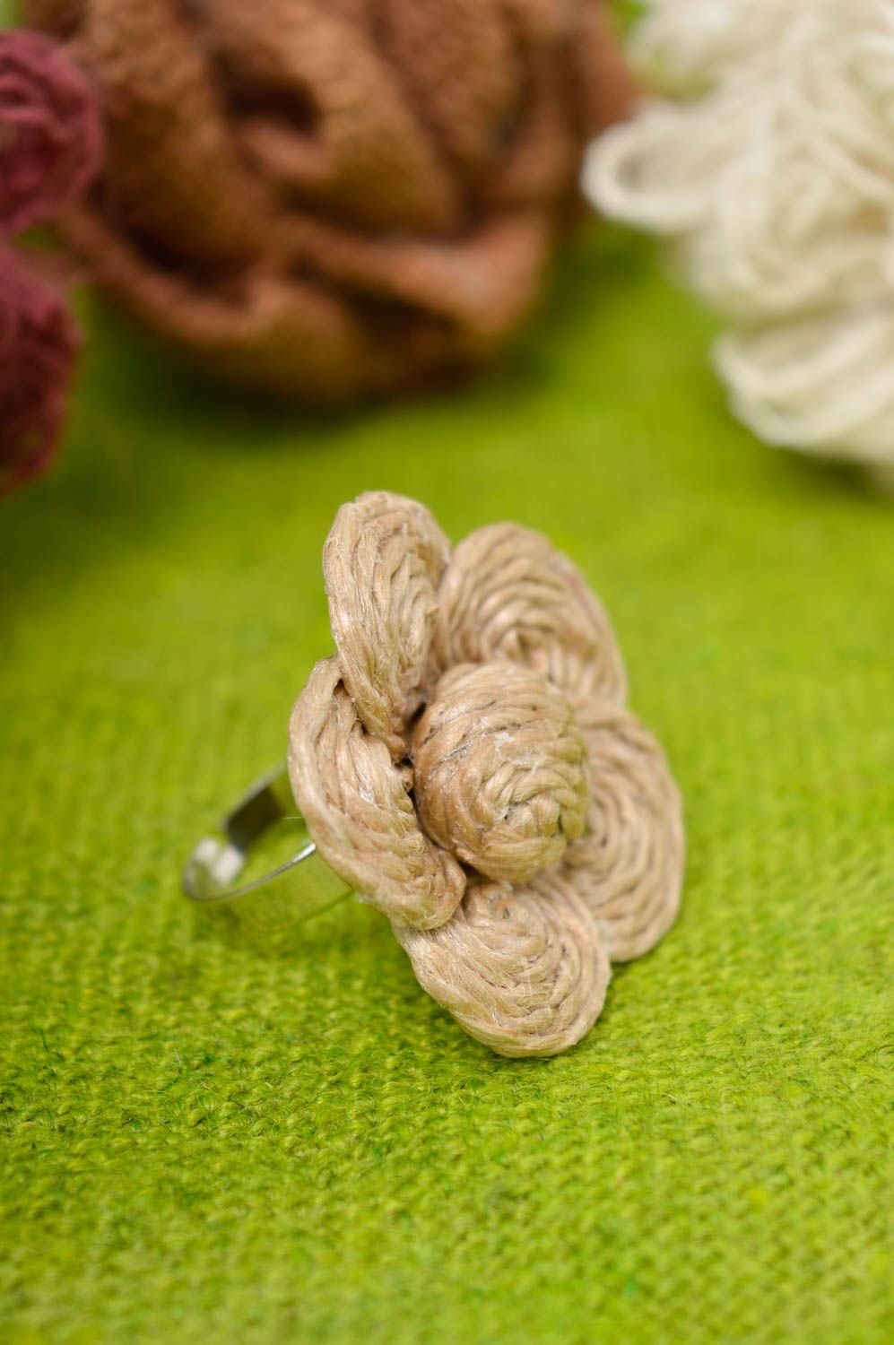 Handmade Schmuck Metall Ring Accessoire für Frauen Ring mit Blume aus Bindfaden foto 1