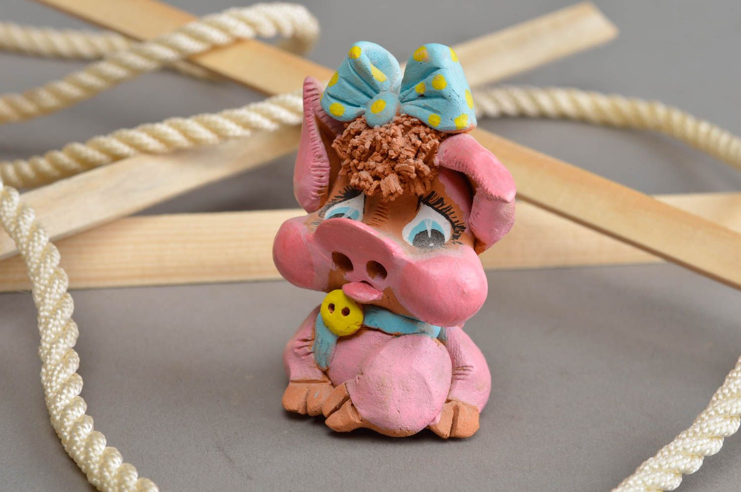 Милый сувенир ручной работы из глины печальная свинка розовая расписная фото 1
