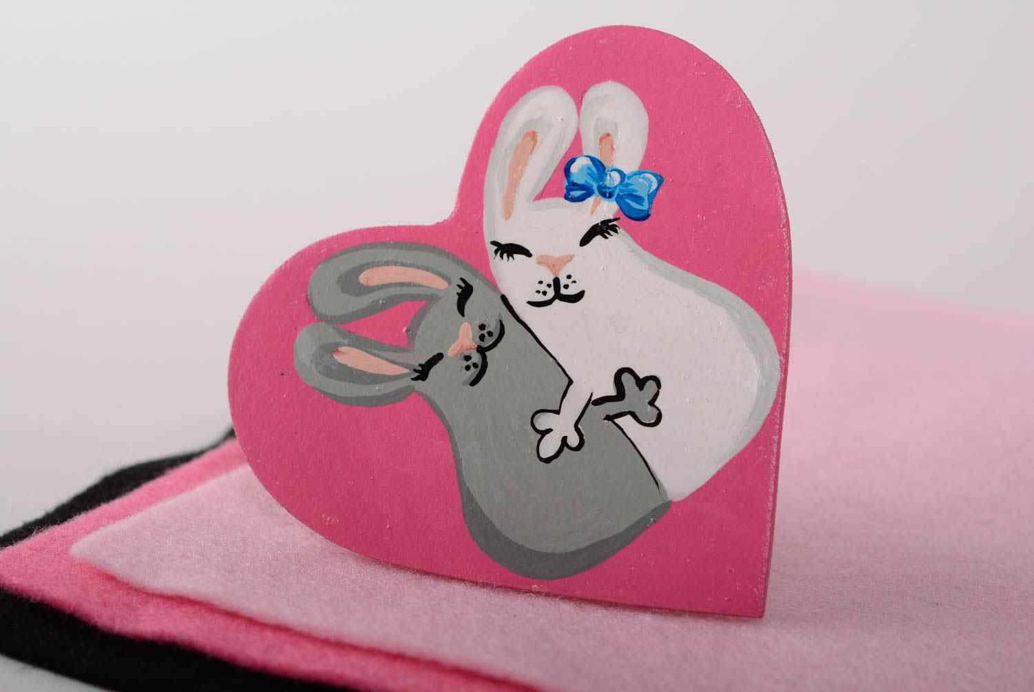 Magnet pour frigo Coeur rose avec deux lapins décor original en bois fait main photo 1