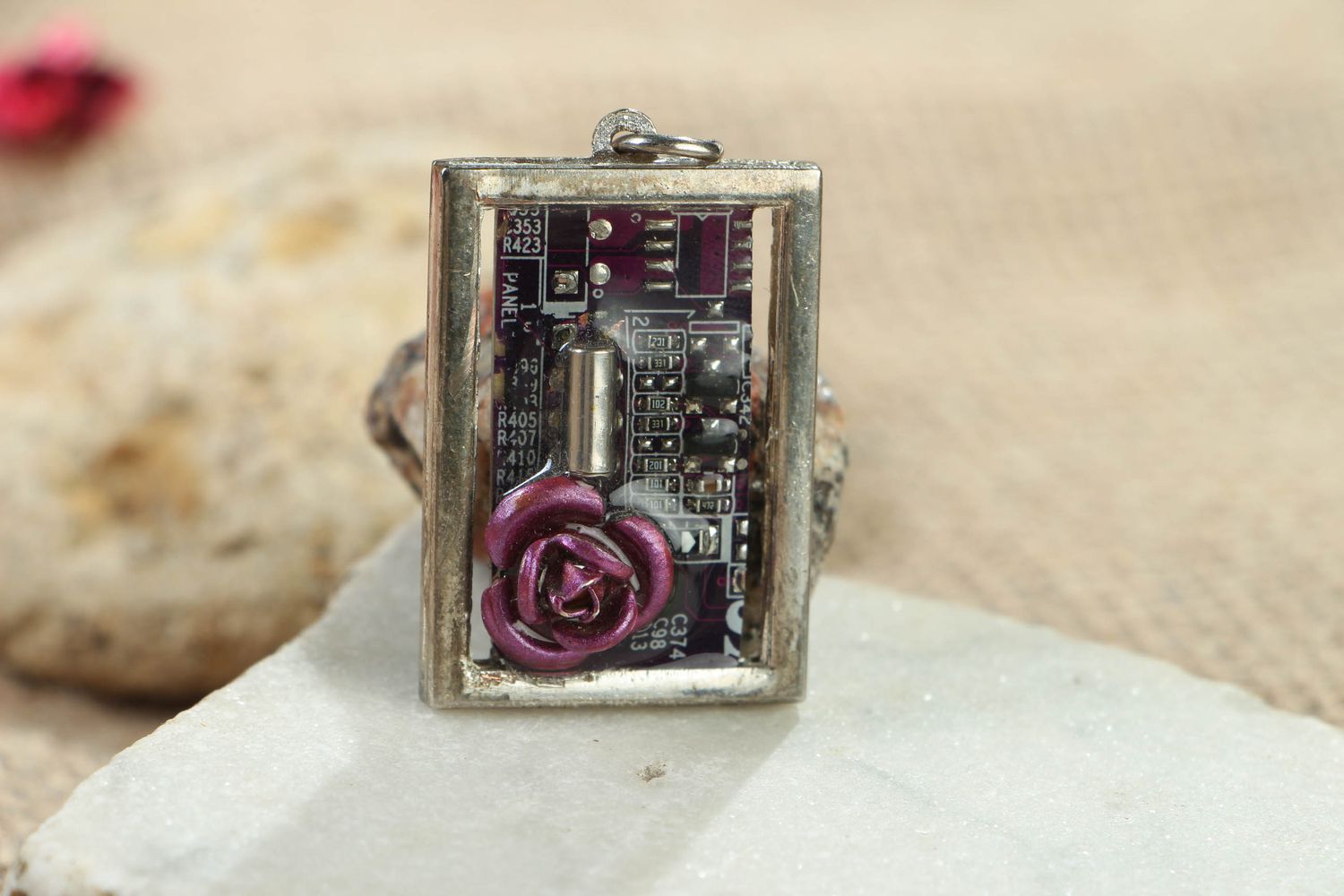 Cyberpunk Anhänger Schmuck mit Mikrochip foto 5