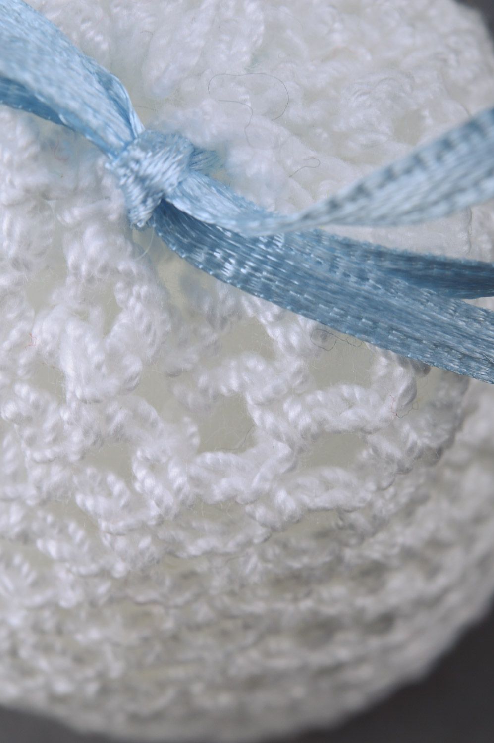 Couvre-oeufs de Pâques blancs faits main tricotés avec noeuds 2 pièces photo 4