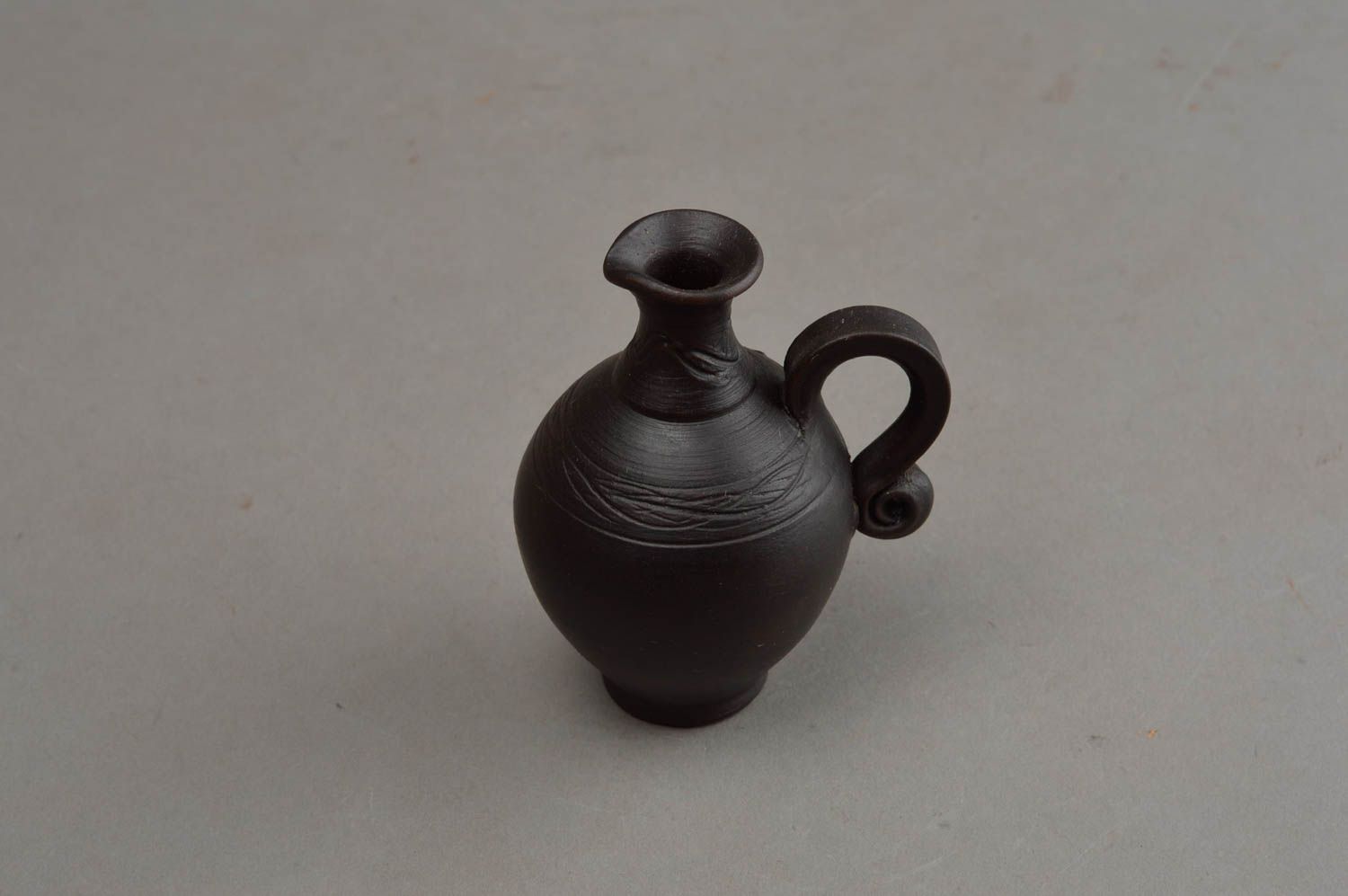 Dunkle kleine originelle dekorative Vase aus Ton künstlerische Handarbeit foto 3