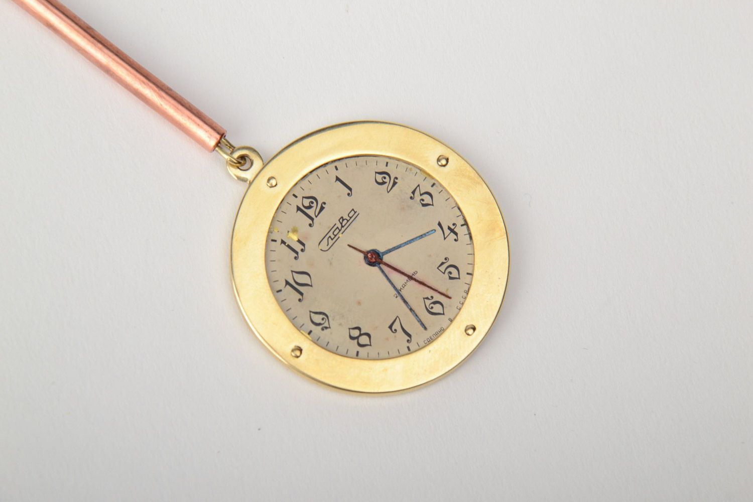 Origineller runder Anhänger Steampunk aus Gelbkupfer mit Uhr handmade für Damen foto 3