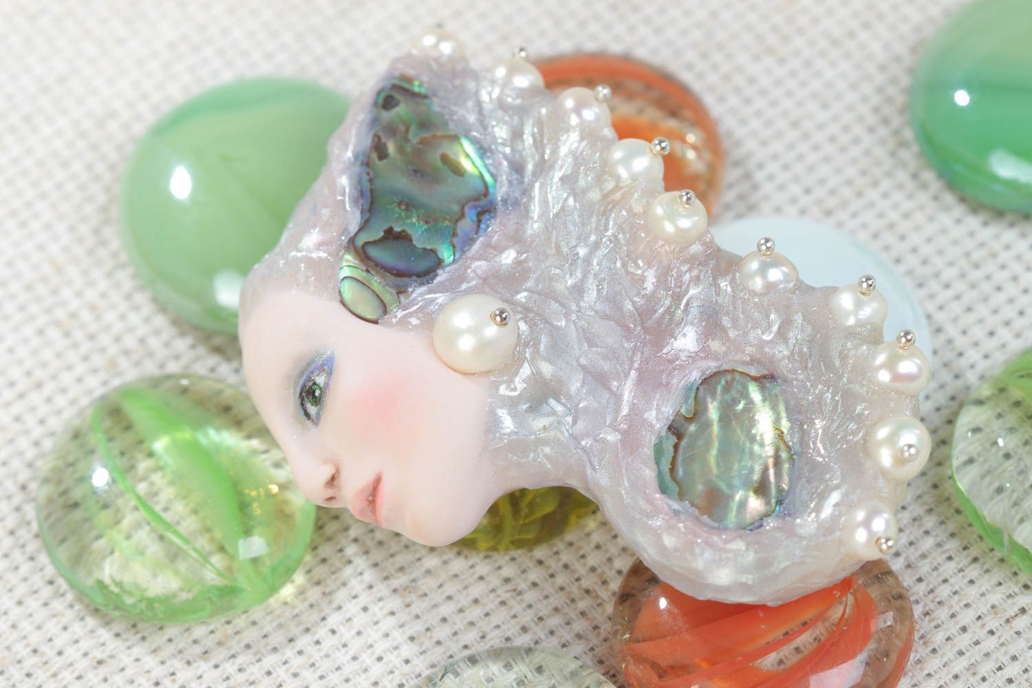 Handgemachte schöne Frauen Brosche aus Polymer Ton mit Perlen und Perlmutter  foto 1
