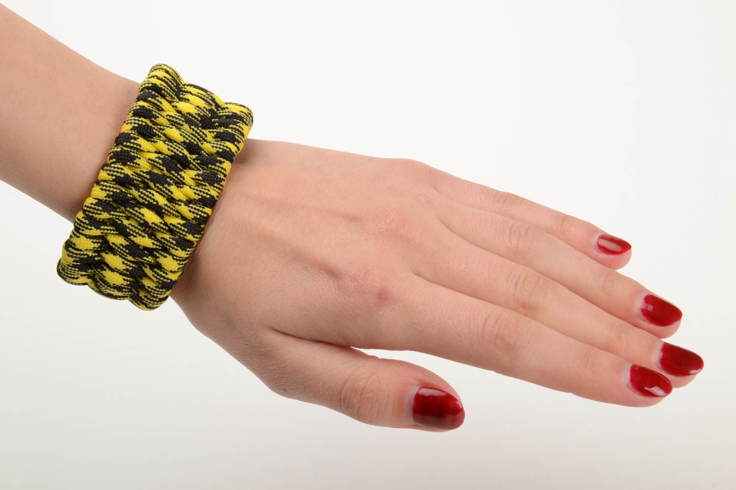 Желтый с черным браслет из шнурков паракорд ручной работы с застежкой необычный фото 5