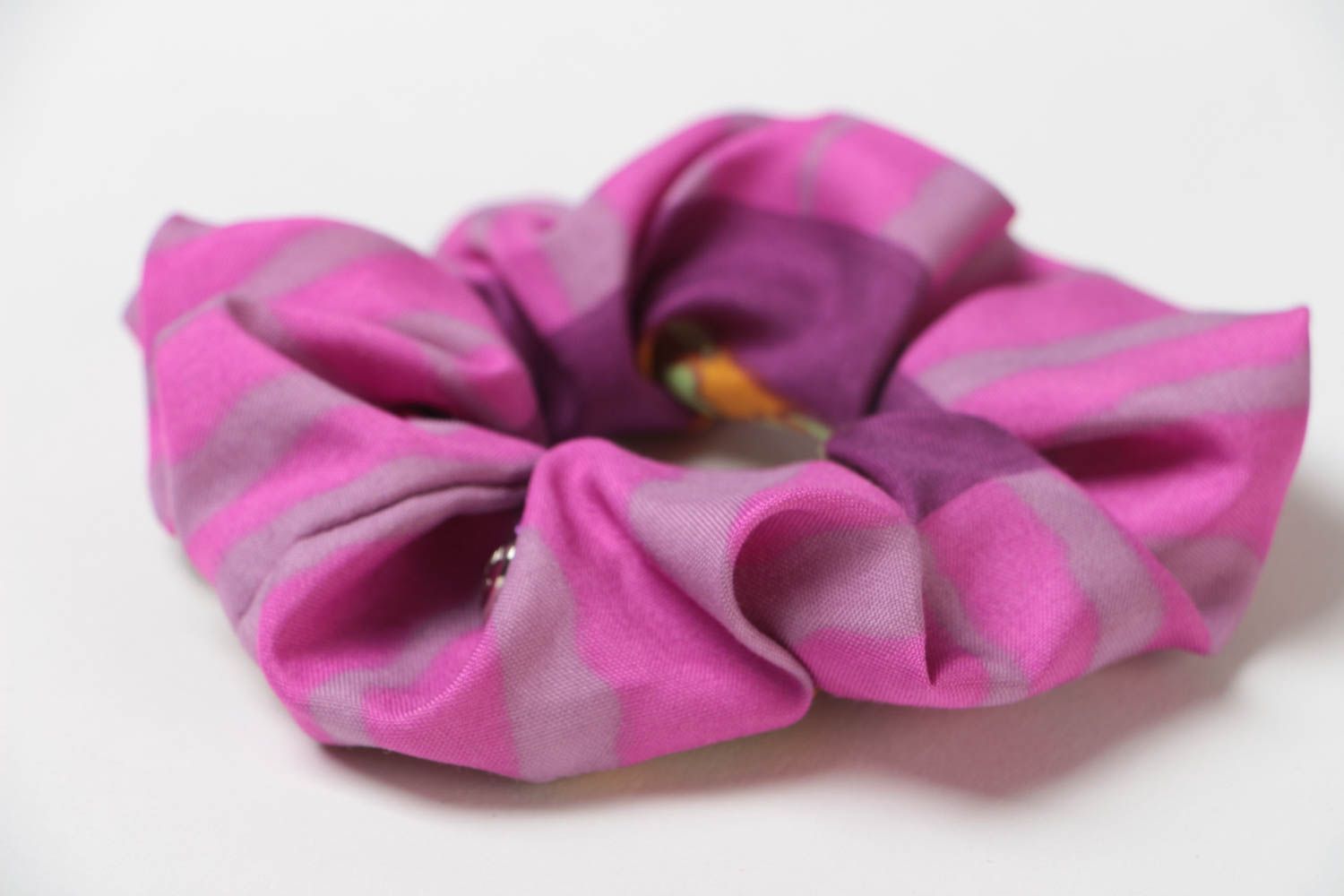 Тканевая резинка для волос розовая с полосками красивая стильная ручной работы фото 3