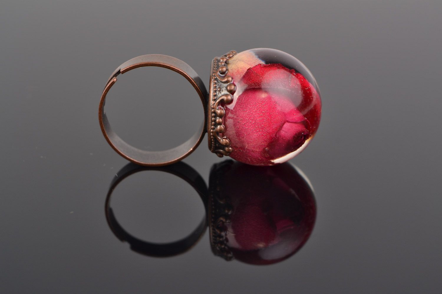 Handmade ring with fuchsia rose in the shape of sphere coated with epoxy photo 1