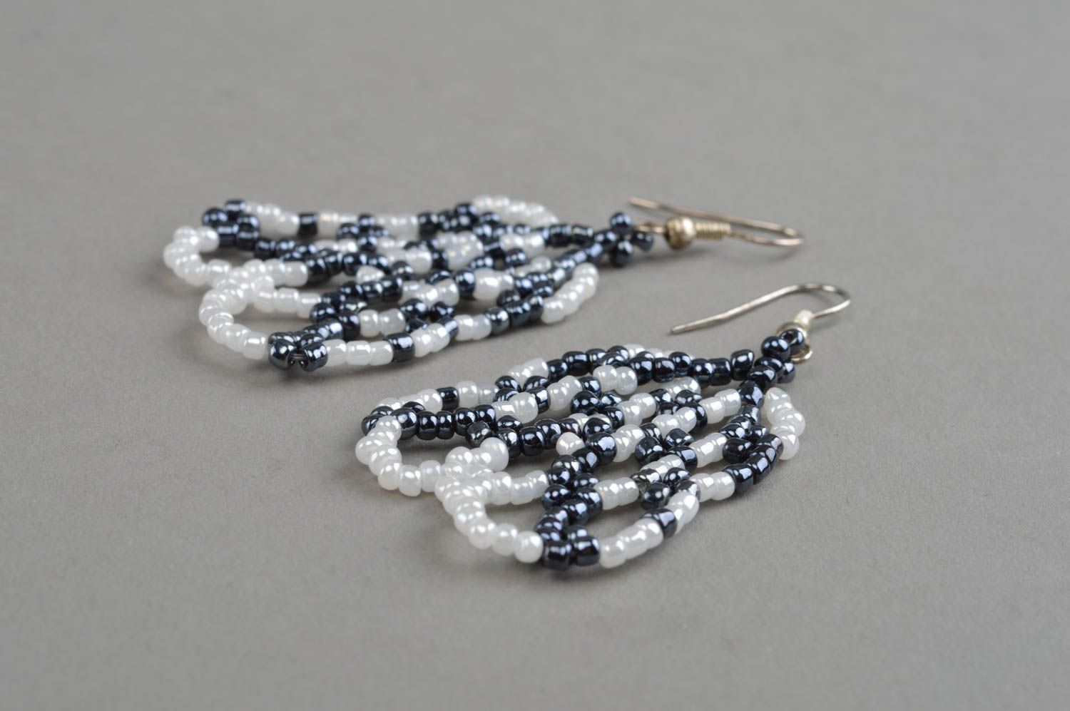 Boucles d'oreilles en perles de rocaille faites main longues noir et blanc bijou photo 3