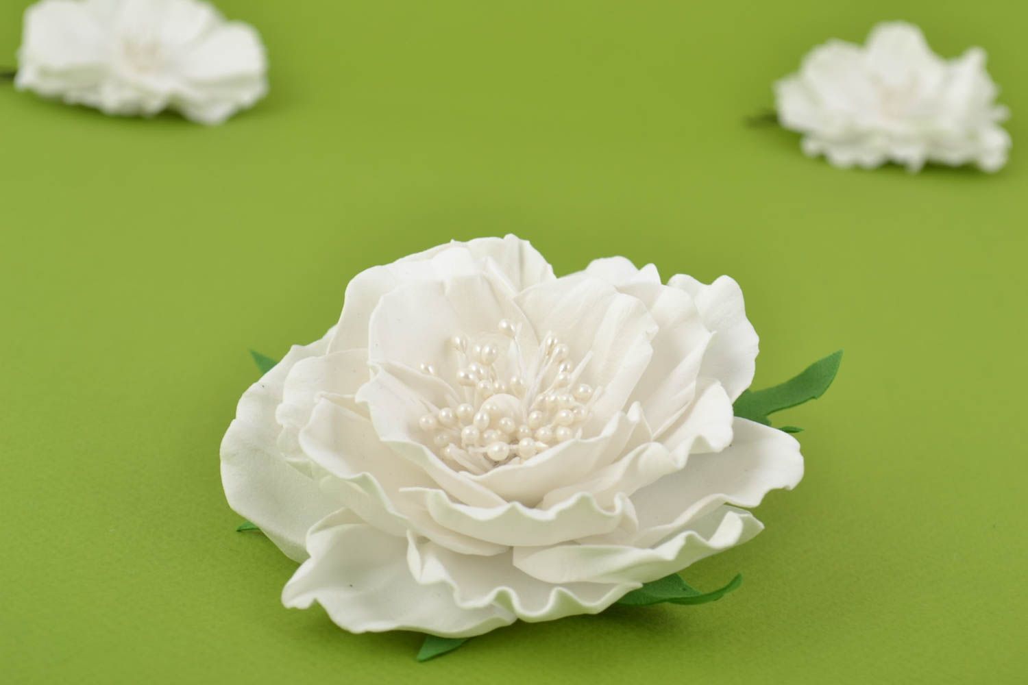 Брошь из фоамирана ручной работы в виде белого цветка красивая авторская фото 1