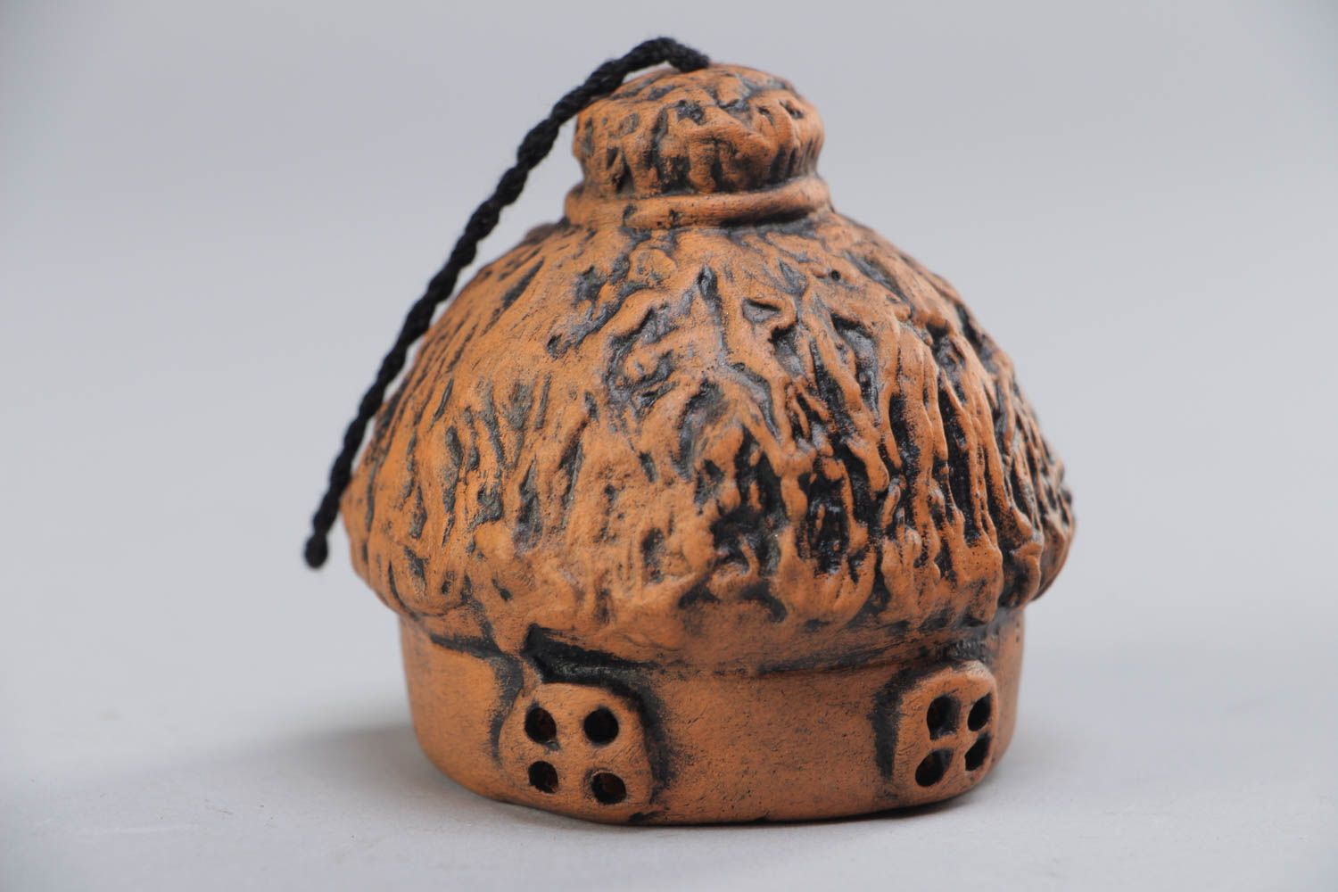 Расписанный акриловыми красками глиняный колокольчик в виде домика ручной работы фото 2