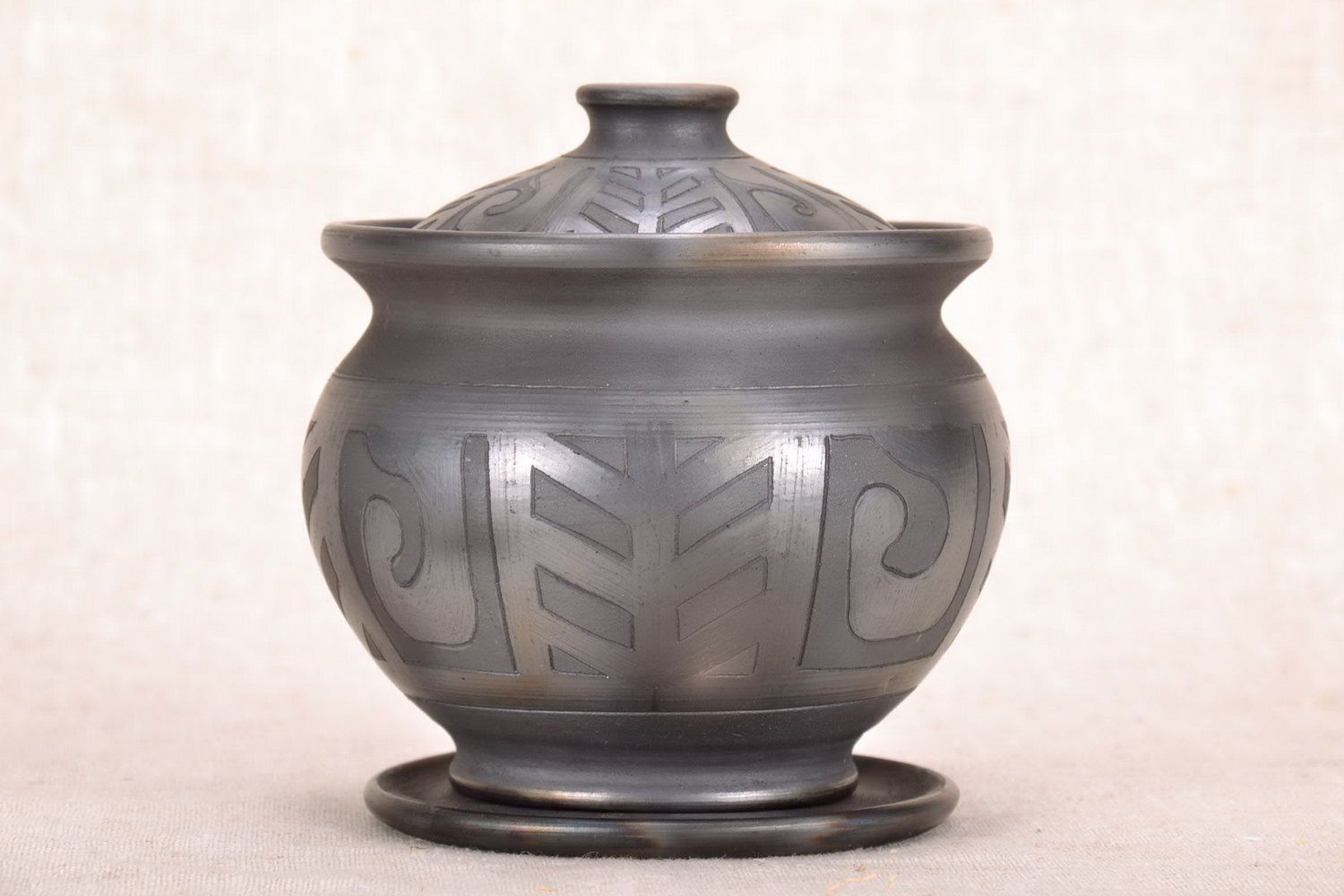Pot avec couvercle en argile muni d'un dessous photo 3