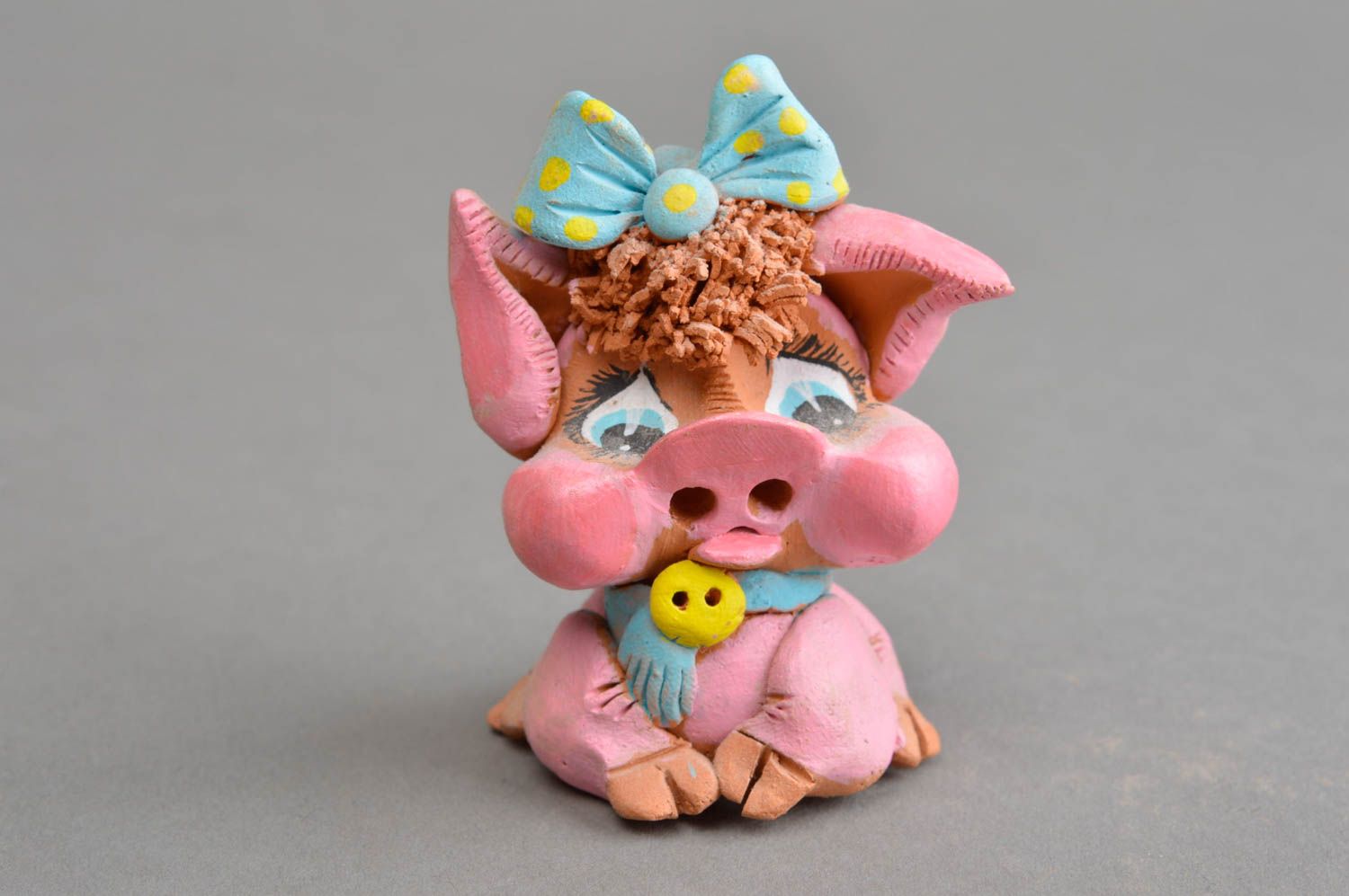 Милый сувенир ручной работы из глины печальная свинка розовая расписная фото 2