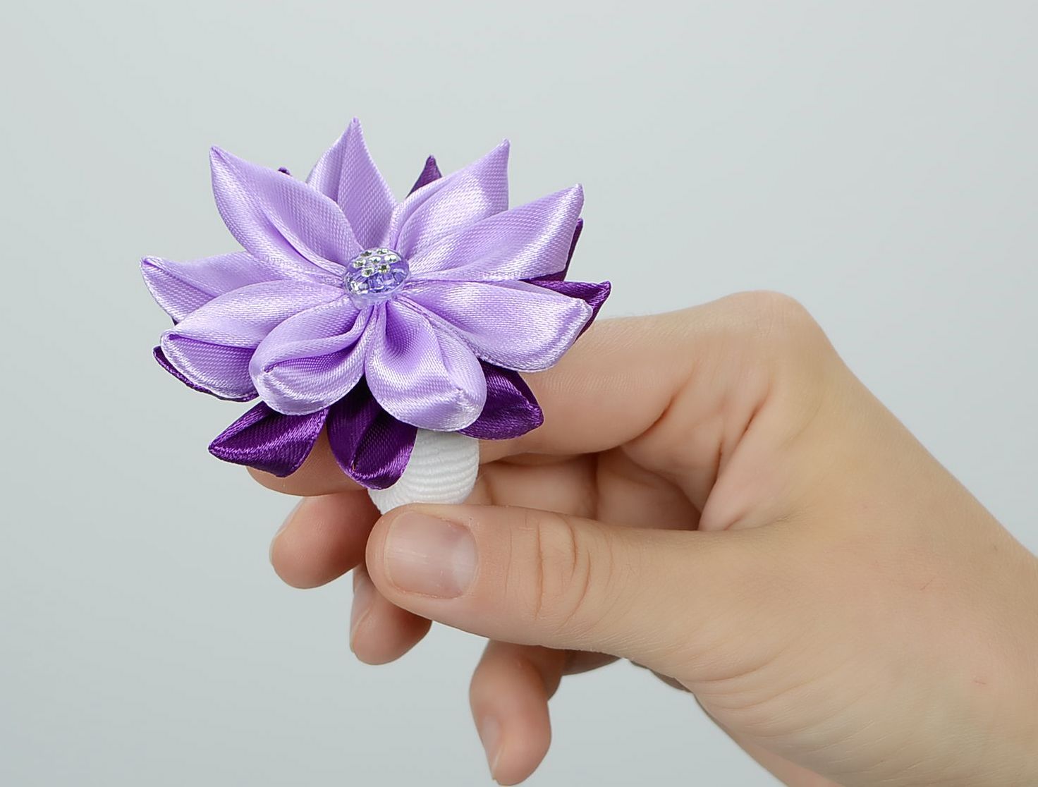 Elastique à cheveux avec fleur en satin violette photo 5