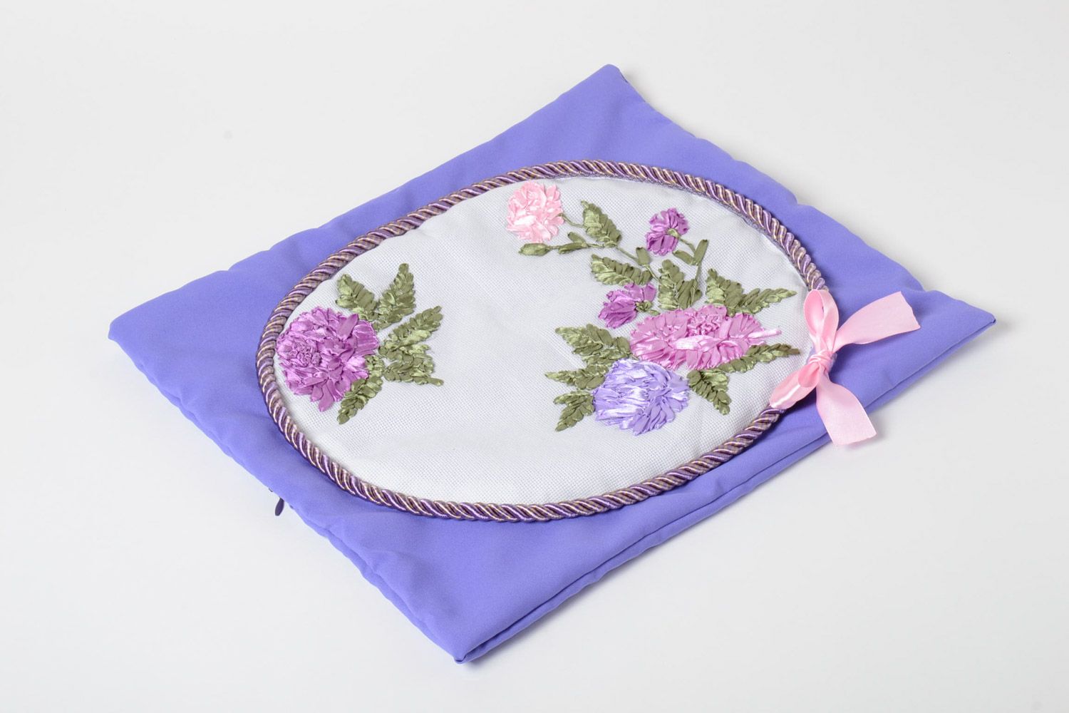 Exklusives kleines lila Kissenbezug handmade mit Stickerei aus echten Stoffen für Interieur foto 2