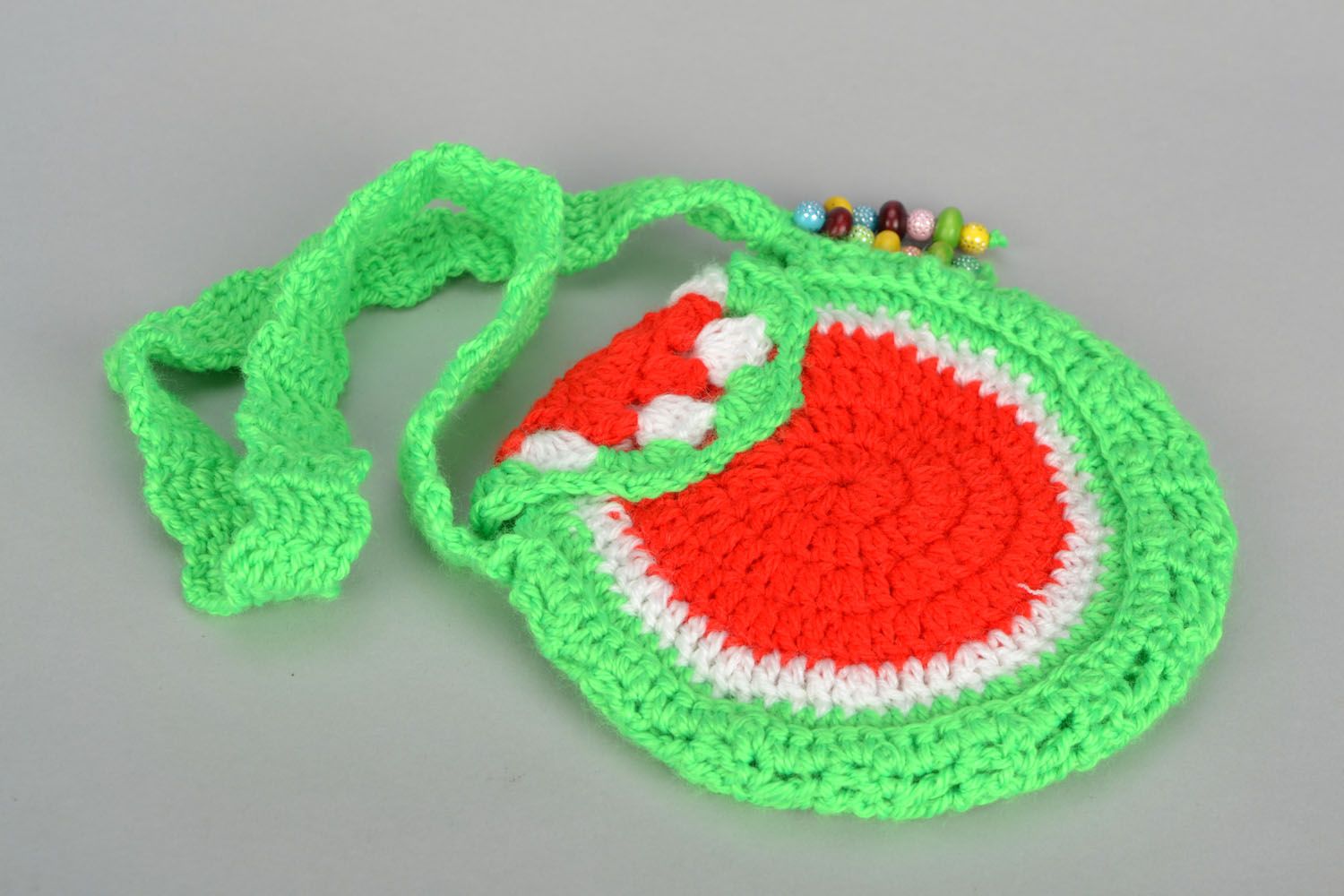 Borsa anguria a maglia fatta a mano accessorio vivace e originale da bambine
 foto 4