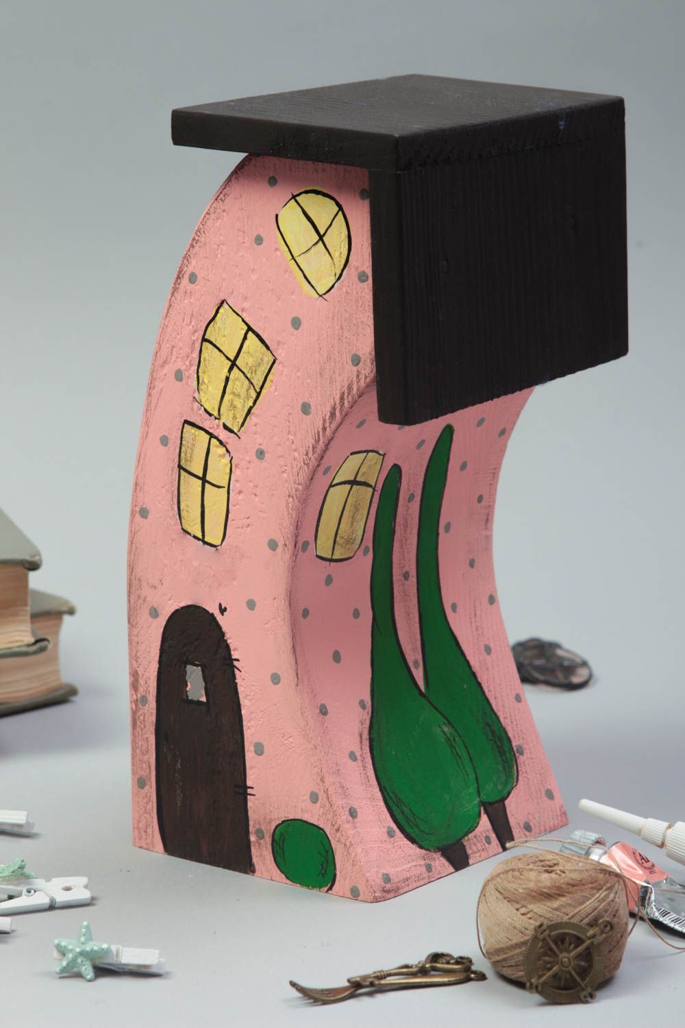 Maisonnette en bois fait main Petite statuette rose peinte design Déco intérieur photo 1