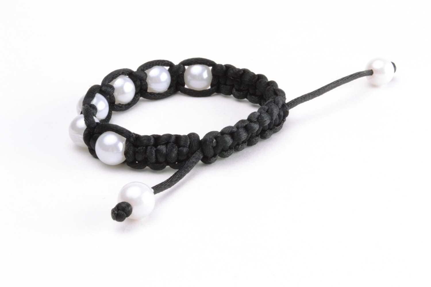 Bracelet tressé avec perles de verre noires photo 3