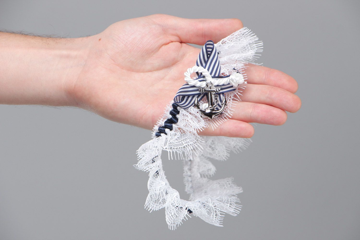 Jarretière de la mariée avec ancre faite main en dentelle bleu-blanc style marin photo 5