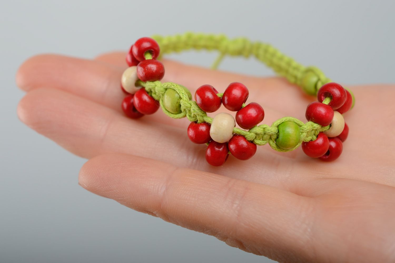 Bracelet en cordon tressé étroit vert et rouge fait main en macramé fleurs photo 3