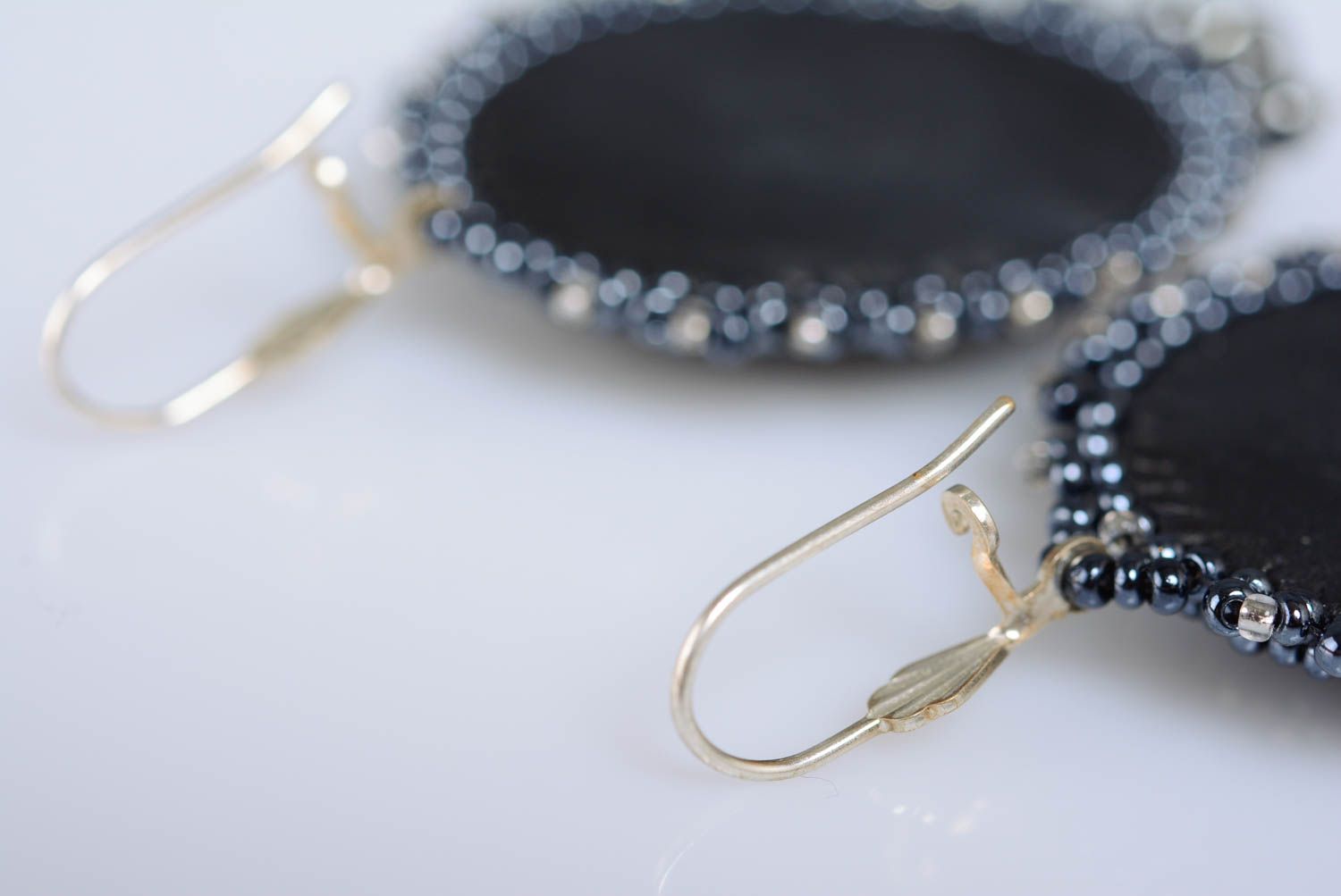 Ovale dunkle handgemachte Glasperlen Ohrringe mit Hämatit Abend Schmuck foto 5