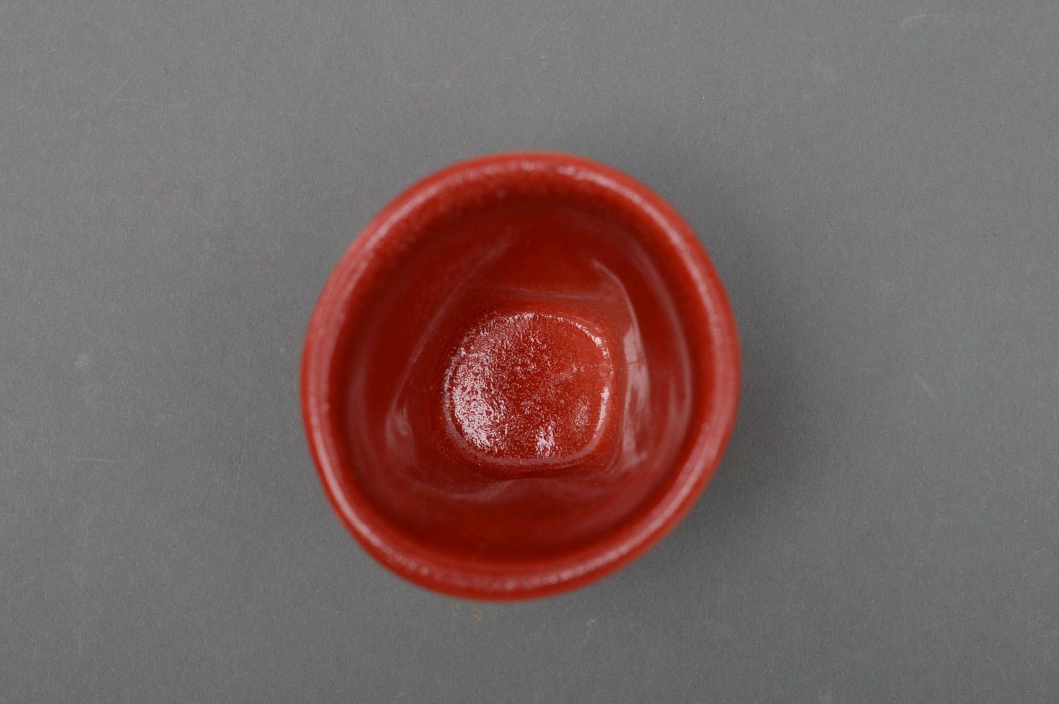 Handmade kleiner Trinkbecher aus Porzellan rot in Form vom Plastikbecher foto 3