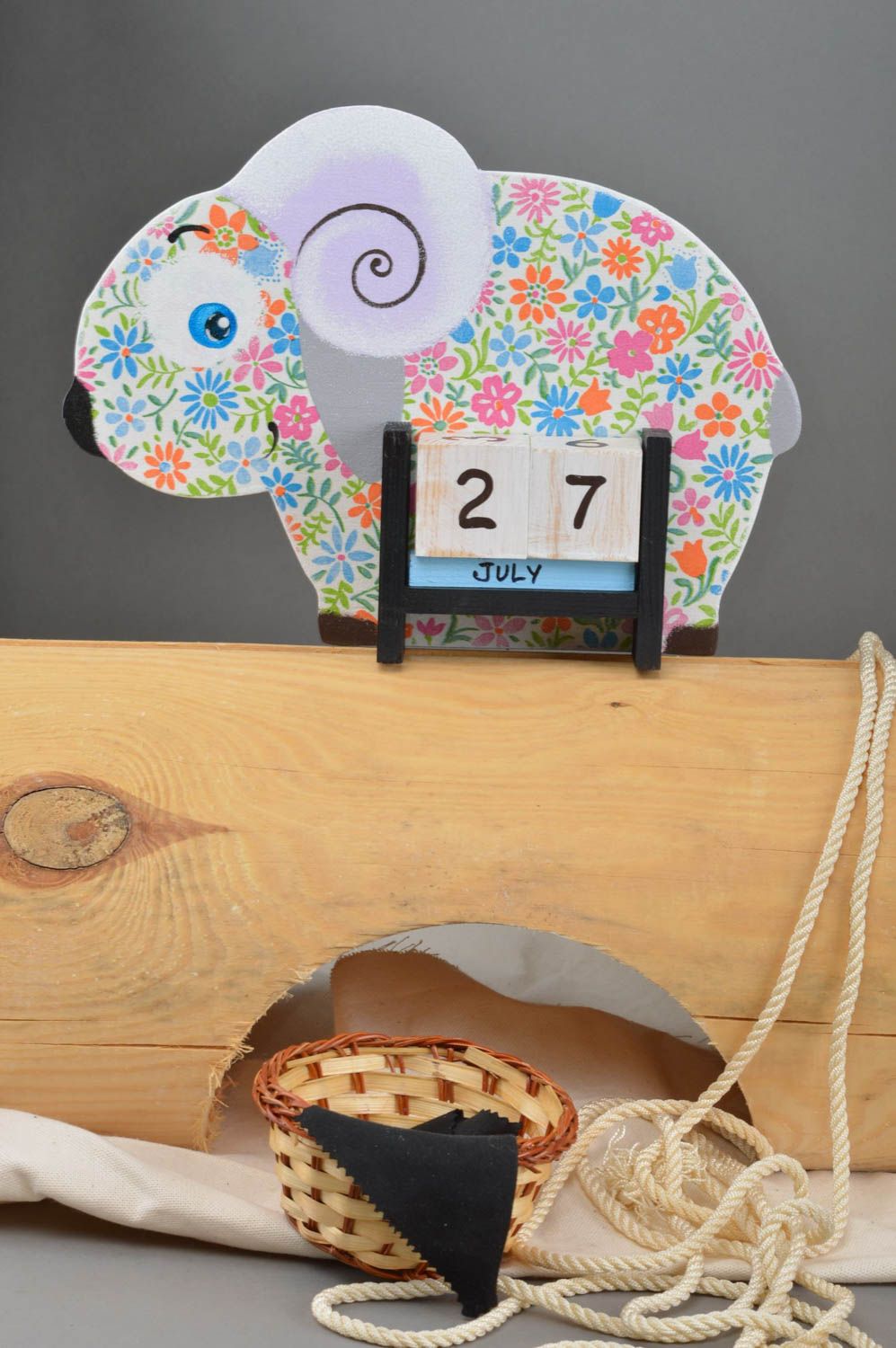 Calendrier en bois de table fait main avec cubes serviettage Mouton floral photo 1