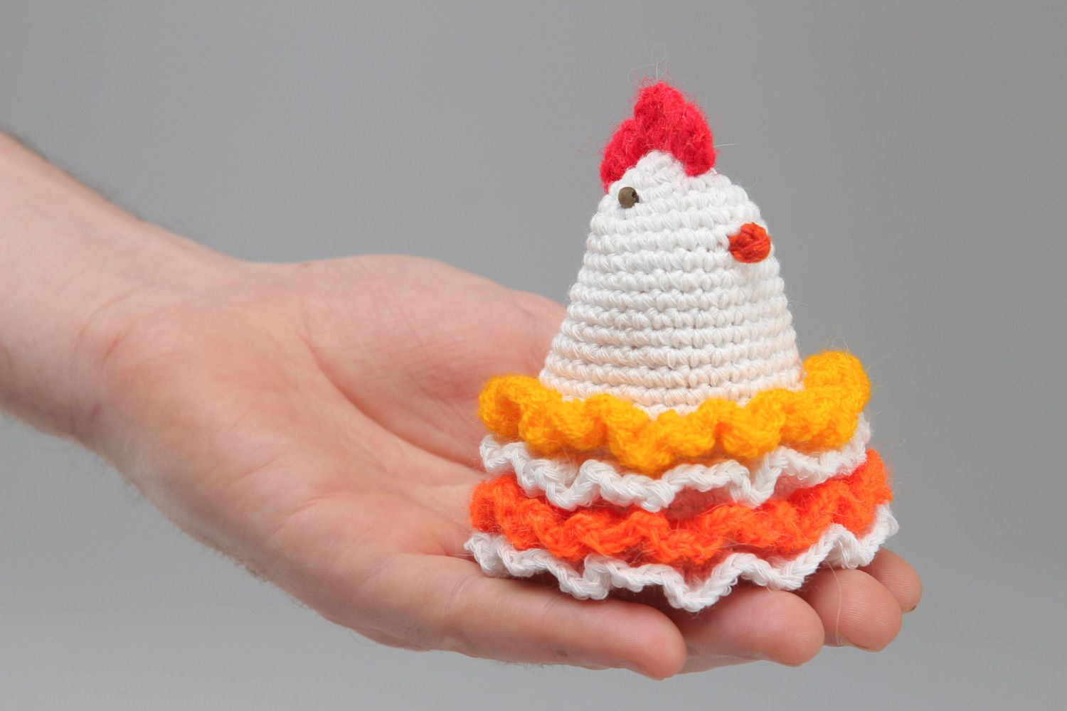 Poupée poule de Pâques faite main tricotée au crochet en acrylique et coton photo 4