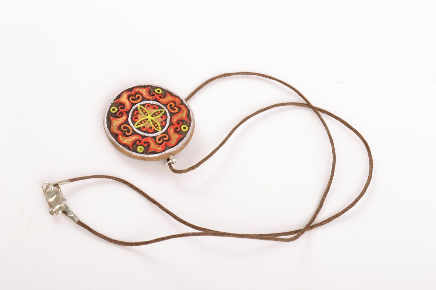 Глиняный кулон круглый с росписью красками ручной работы авторский на шнурке фото 4