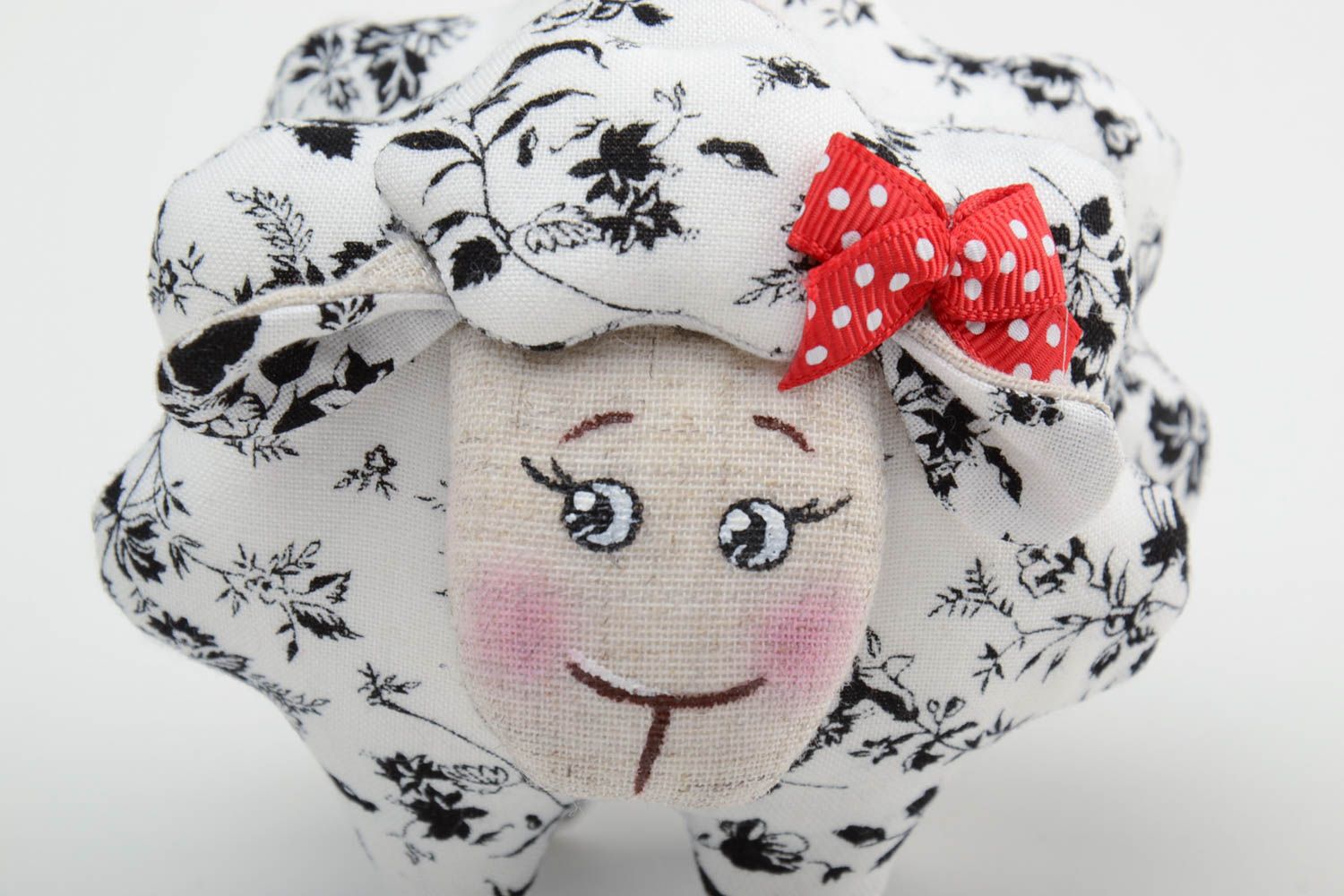 Handmade Stofftier Schaf aus Lein mit Glöckchen und Ripsbändern für Kinder  foto 3