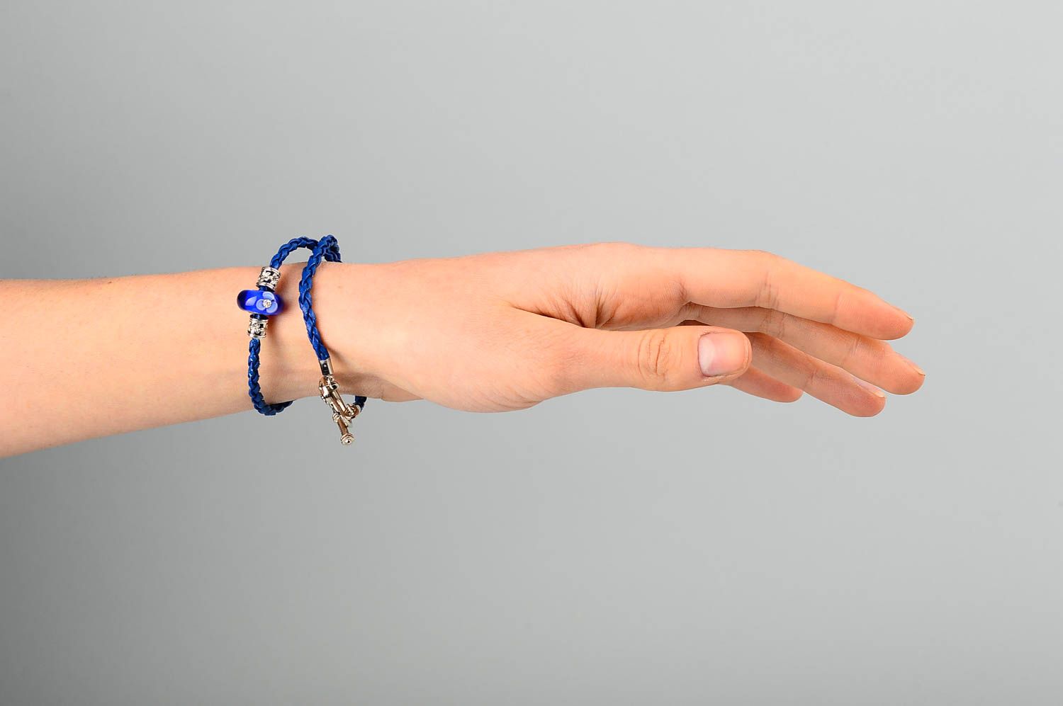 Bracelet cuir artificiel Bijou fait main bleu fin tressé Accessoire design photo 2