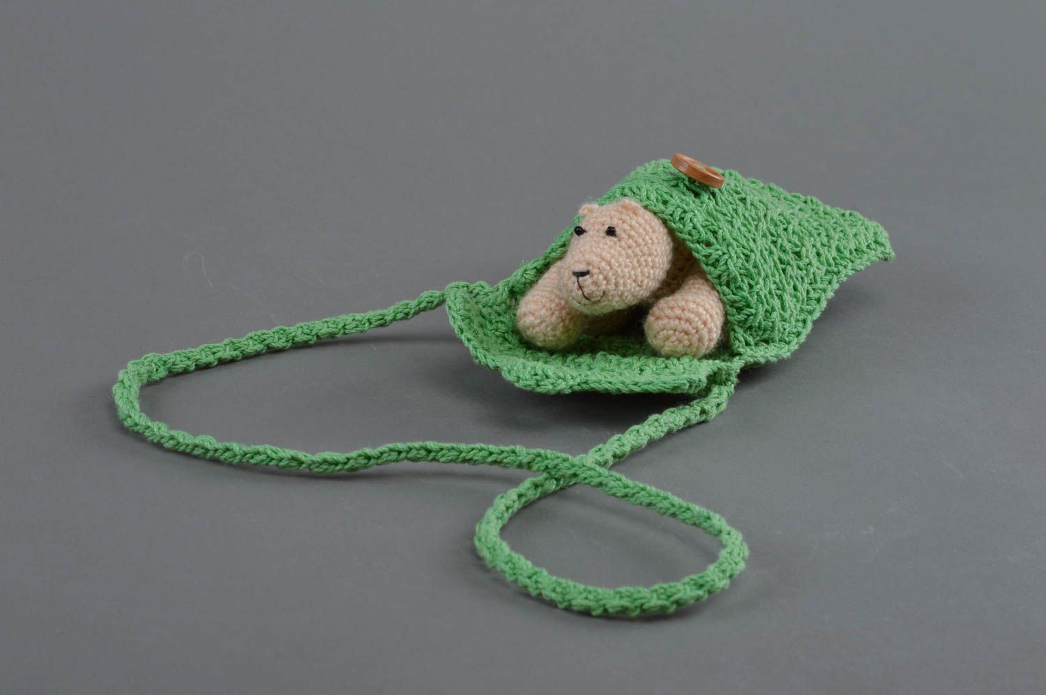 Étui téléphone tricoté en fils de coton fait main accessoire vert avec sangle photo 3