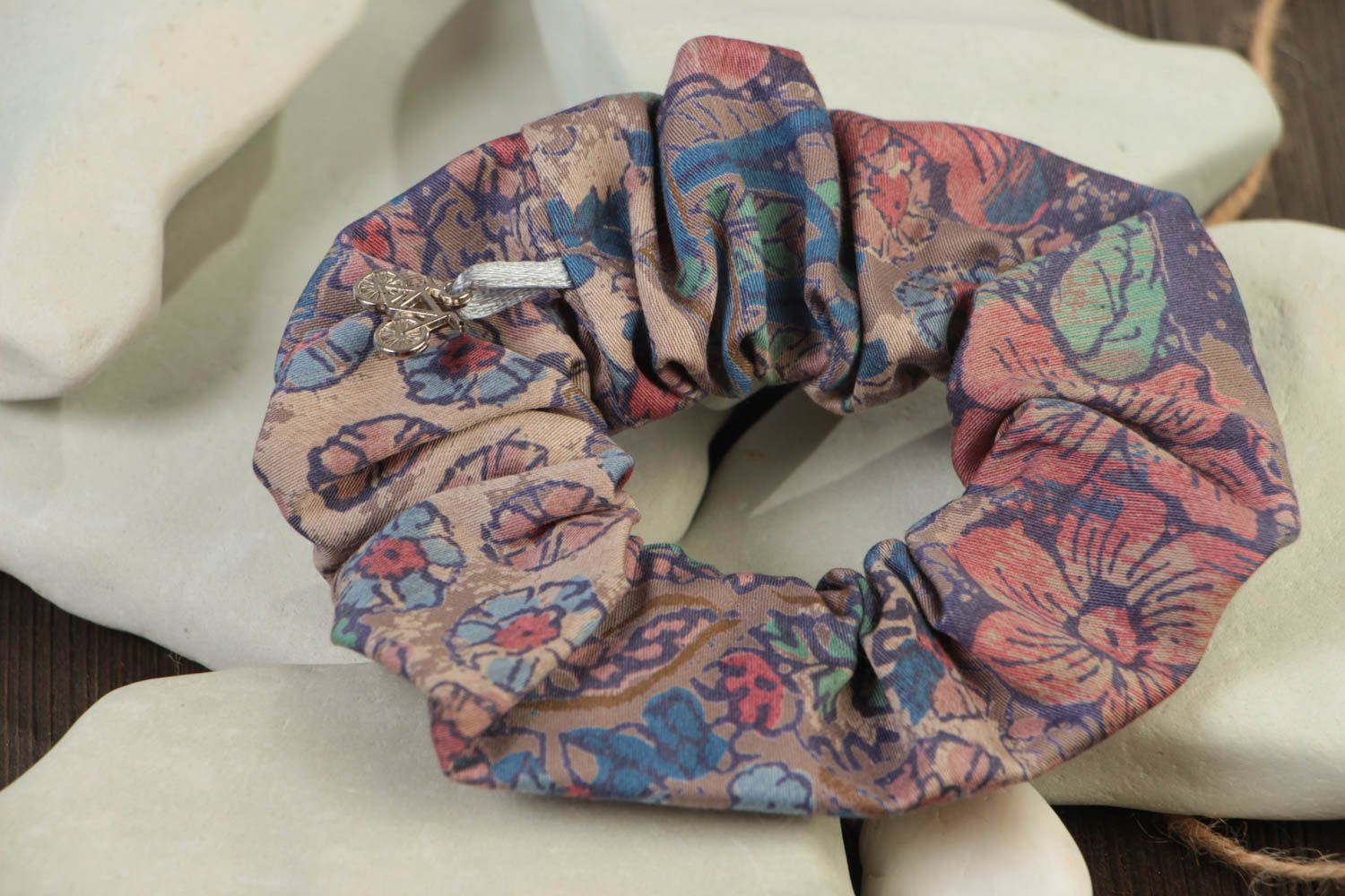 Élastique à cheveux en coton à motif floral fait main original avec pendeloque photo 1