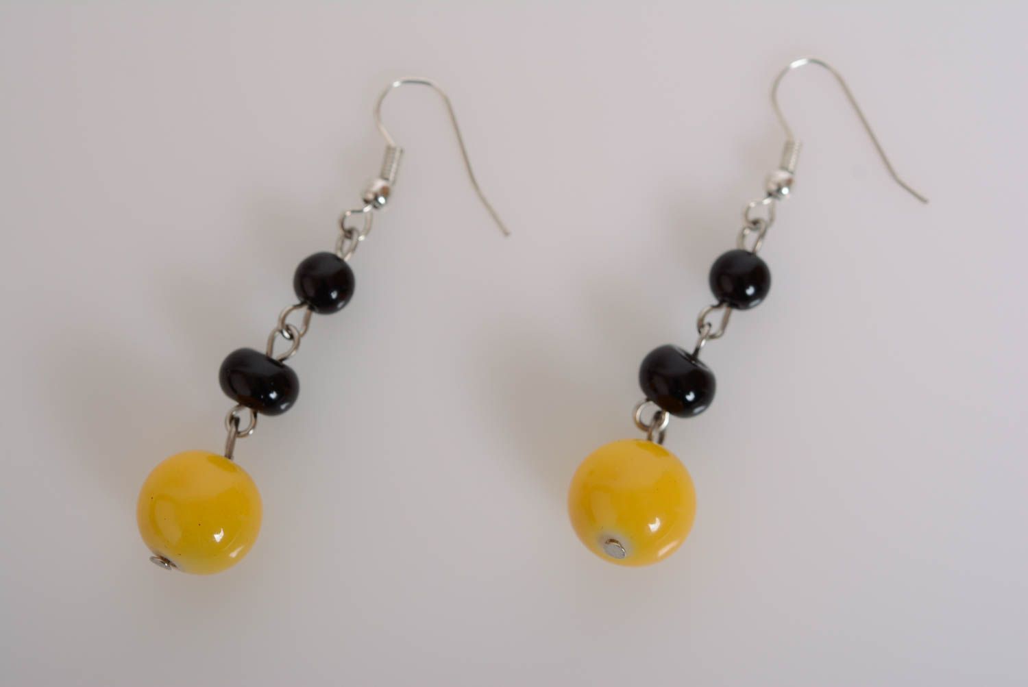 Longues boucles d'oreilles perles plastiques noir jaune originales faites main photo 1