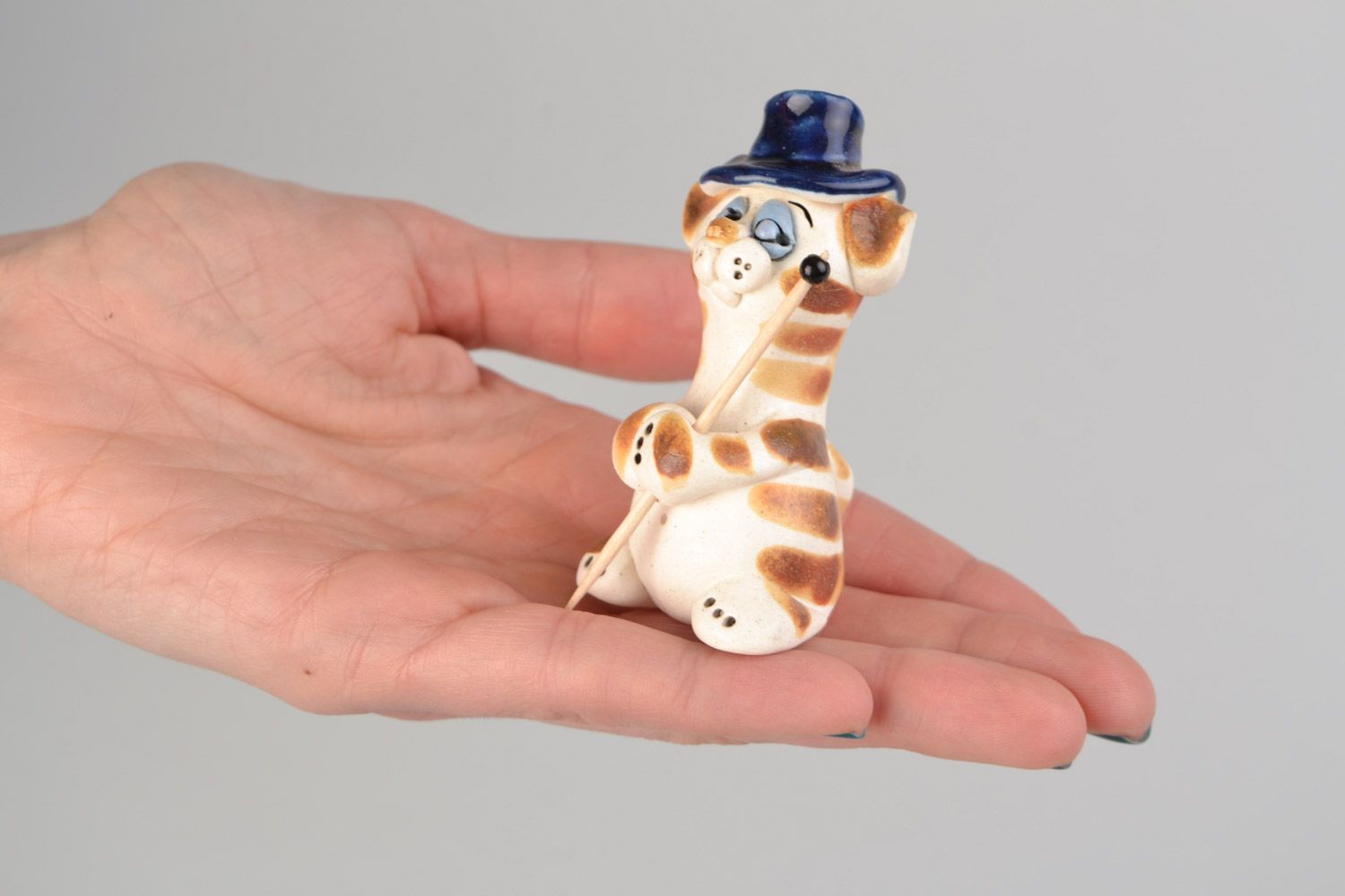 Künstler handmade Deko Figur aus Ton mit Glasur bemalt Katze Zauberkünstler  foto 2