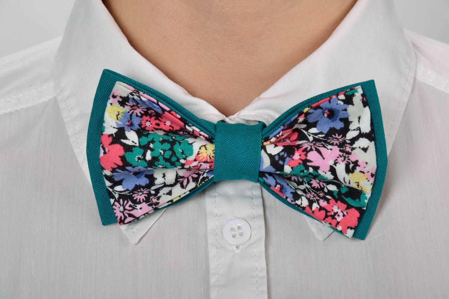 Turquoise bow tie photo 5