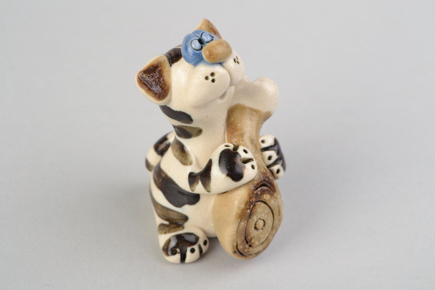 Künstlerische handmade keramische Figur Kater mit Schweinskeule klein braun foto 1