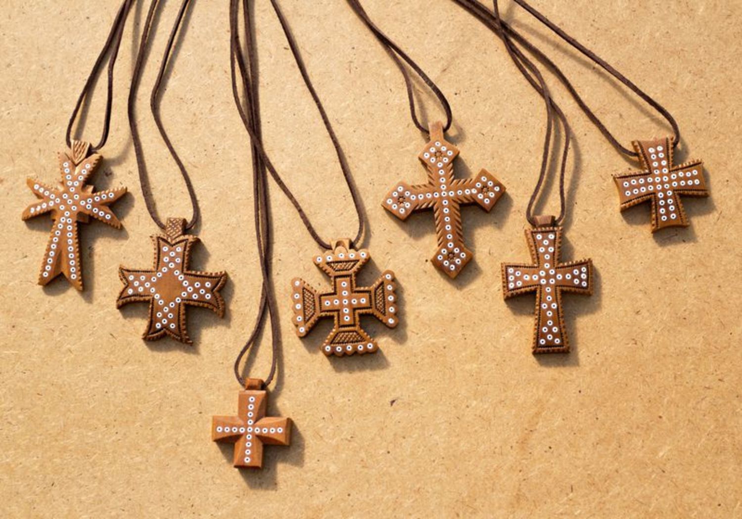 Pendentif croix en bois incrusté de perles photo 2