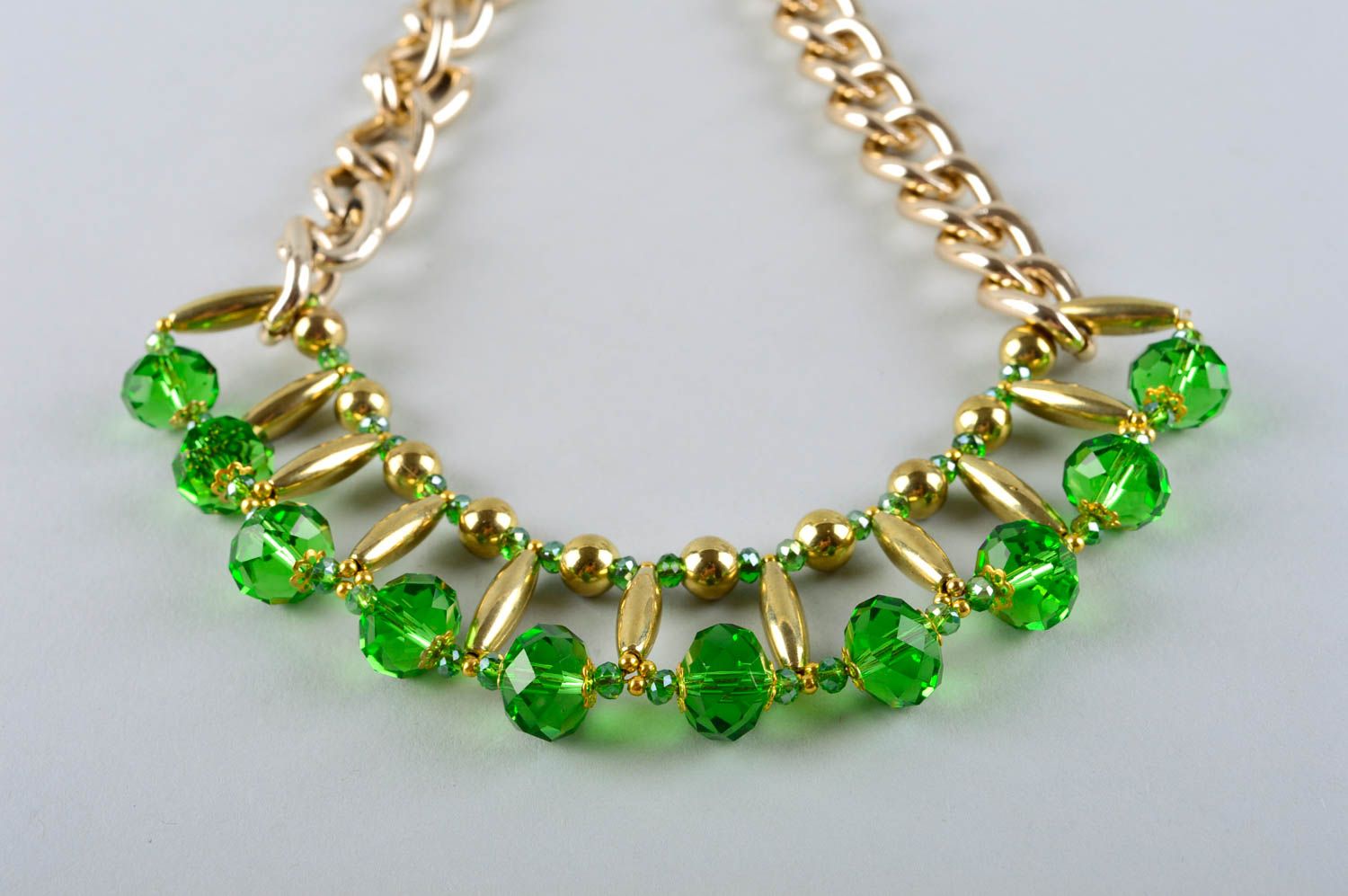 Collier fantaisie Accessoire fait main en métal et cristaux verts Cadeau femme photo 2