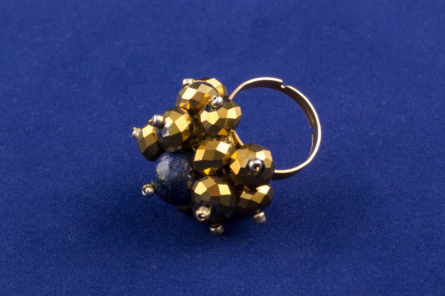 Голубое кольцо из лазурита и хрусталя золотого цвета внутренний диаметр 17  фото 5