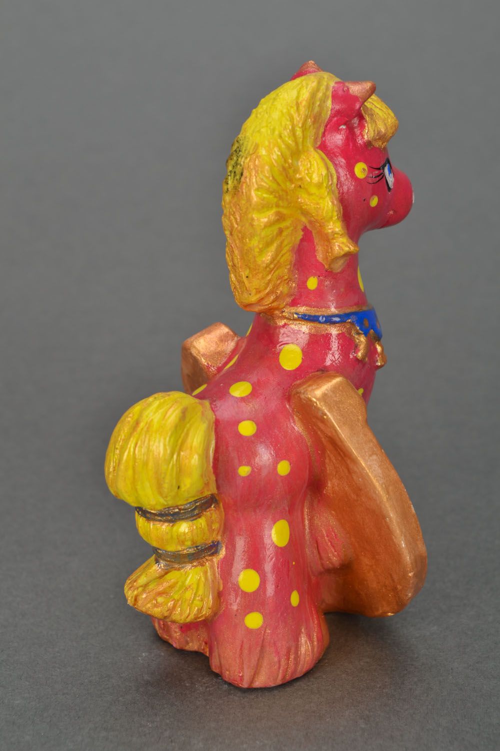 Estatueta de gesso pintada com tintas acrílicas em forma do cavalo na ferradura foto 5
