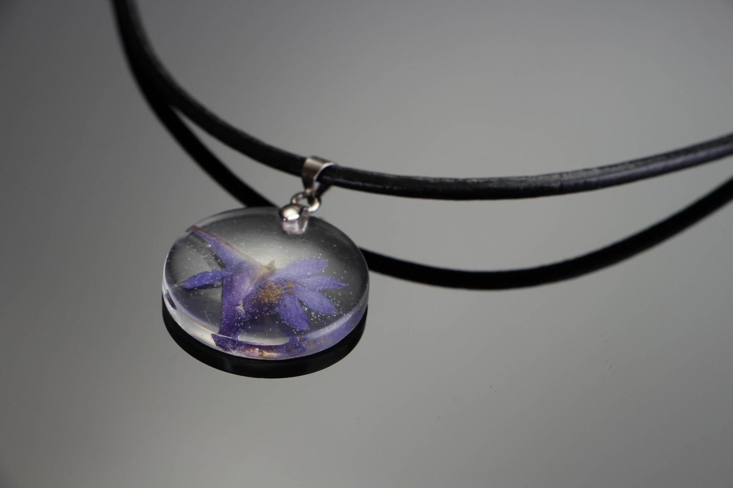 Pendant with flower and epoxy  photo 1