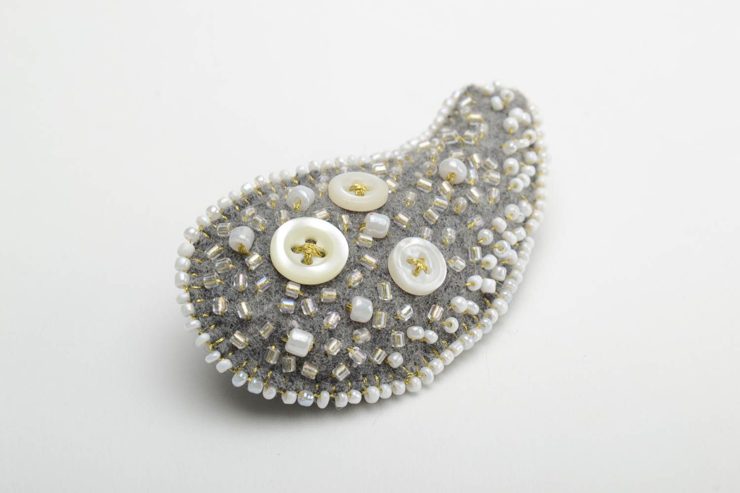 Broche grise en laine perles de rocaille paillettes faite main grande Goutte photo 2