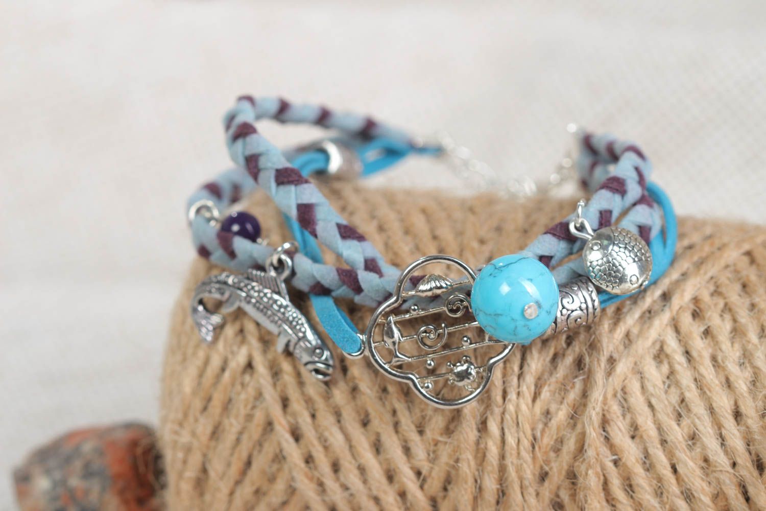Авторский плетеный браслет из кожи с бусинами и подвесками голубой ручной работы фото 1