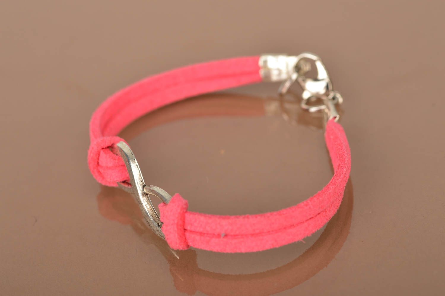 Розовый браслет из замшевых шнурков со вставками ручной работы Бесконечность фото 3