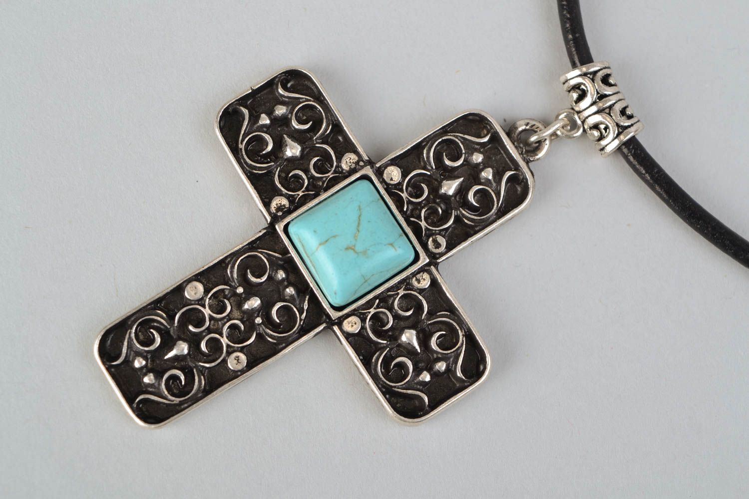 Beau collier en métal avec pierre naturelle en forme de croix byzantine photo 3