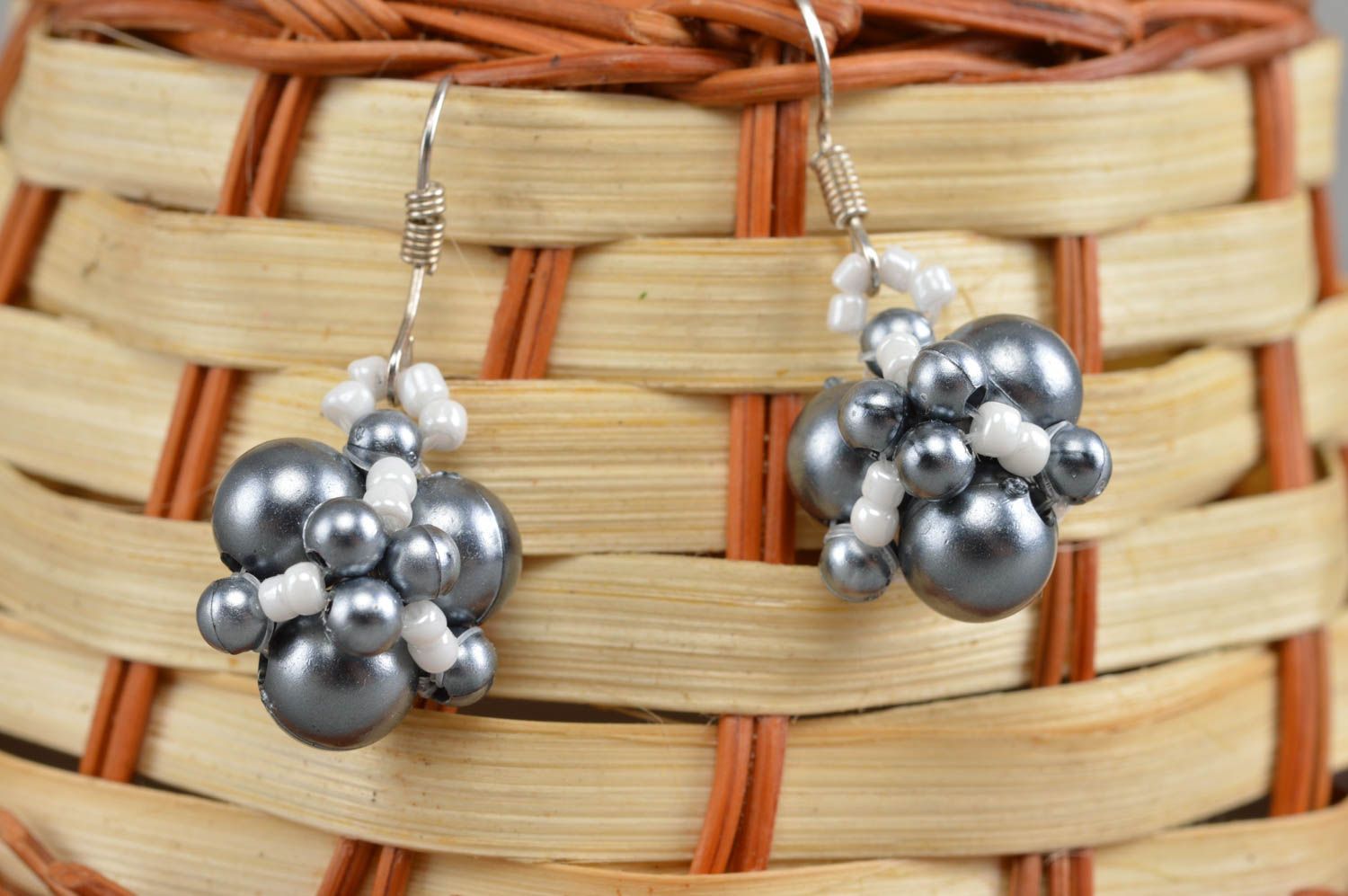 Boucles d'oreilles en perles fantaisie et perles de rocaille faites main grises photo 1